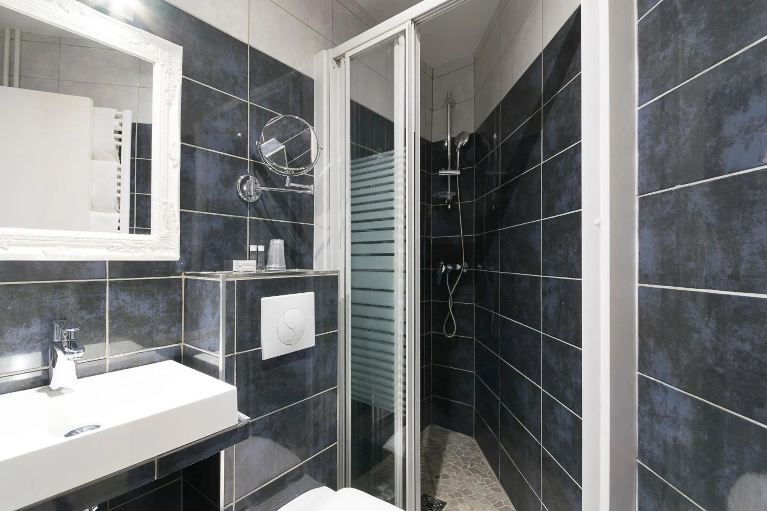 Shower in Prince Monceau