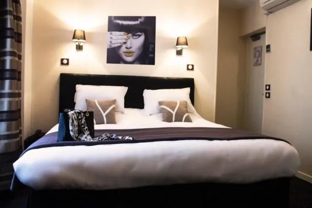 Photo of the whole room, Bed in Prince Monceau