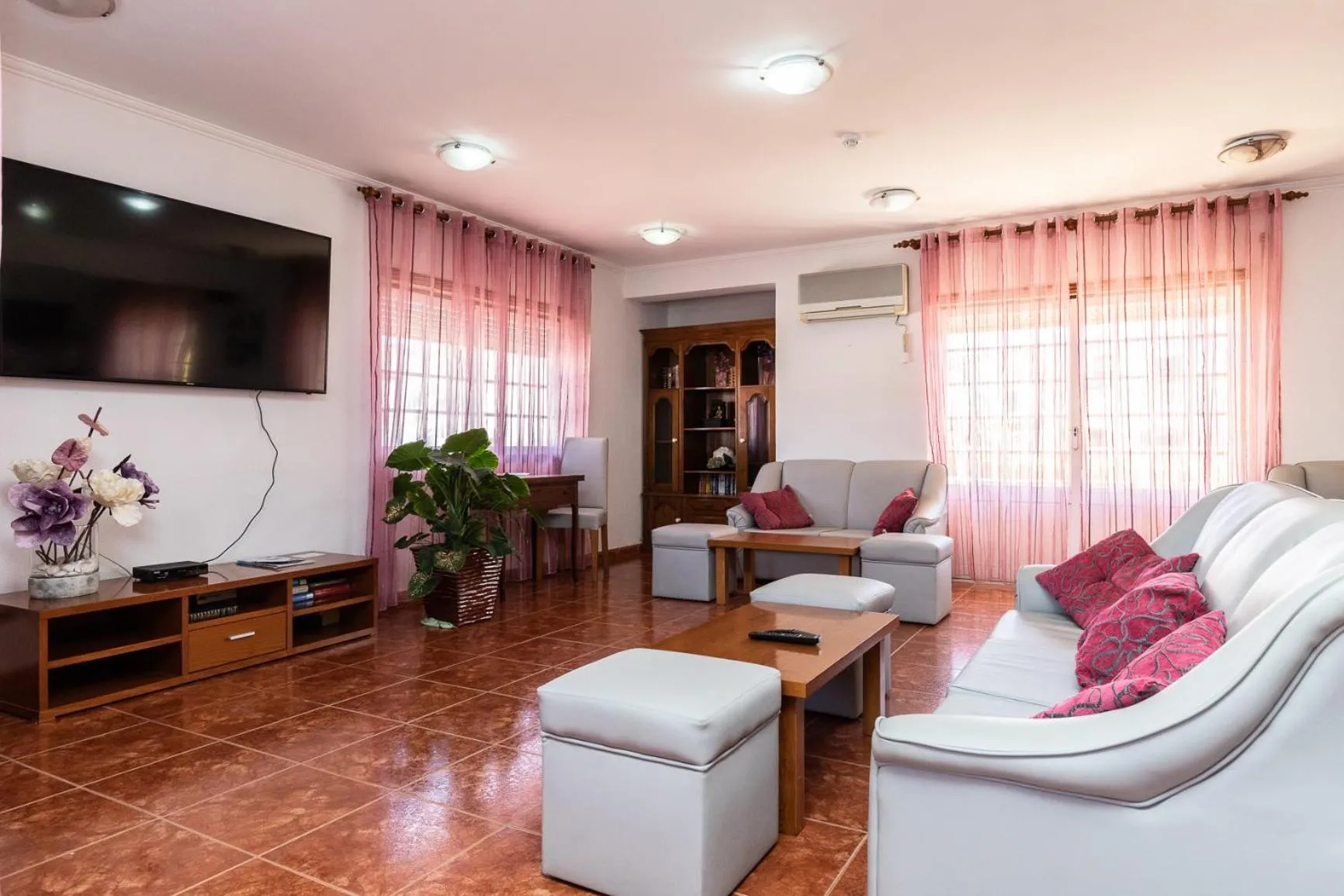 Communal lounge/ TV room in Hotel Azul Praia