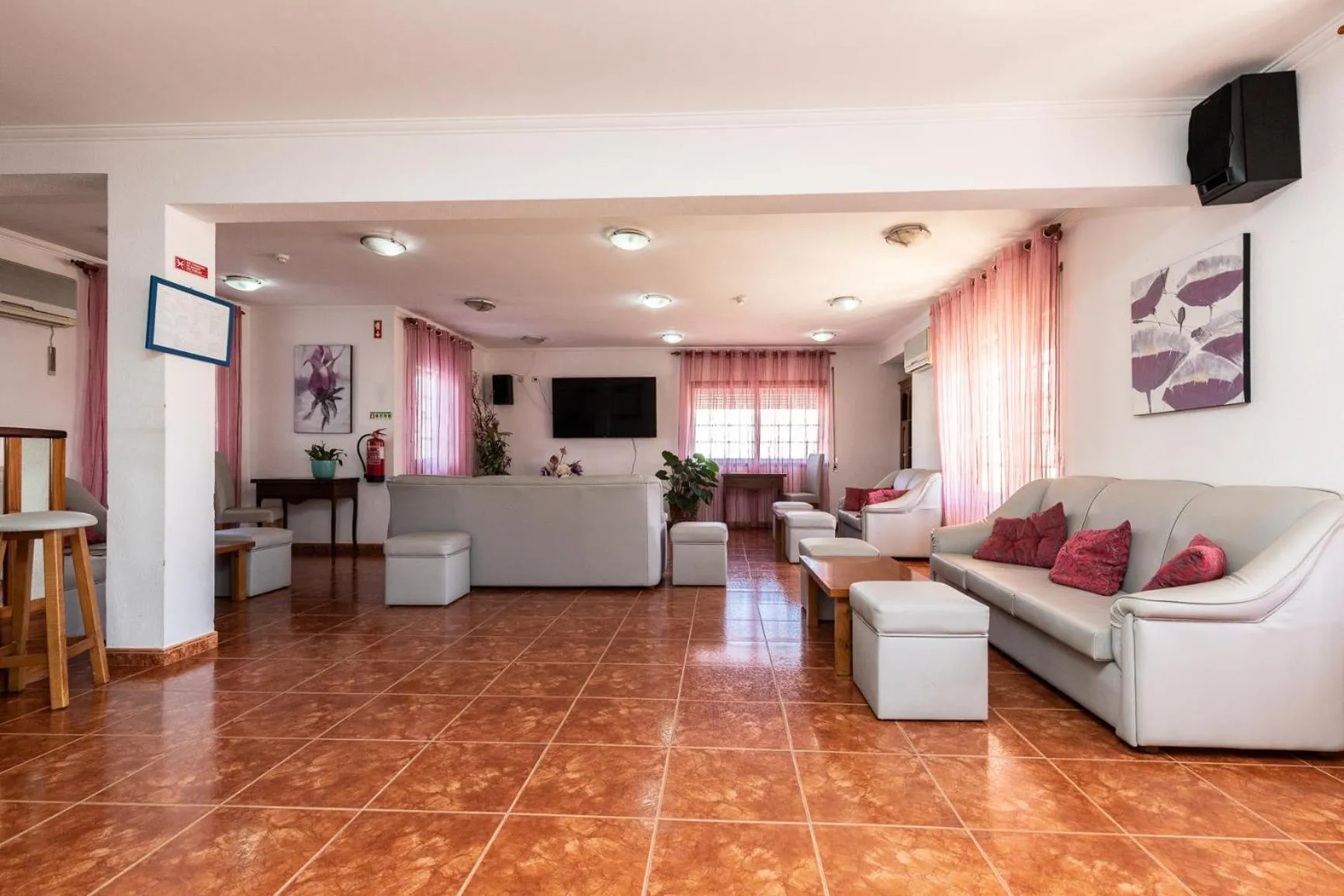 Communal lounge/ TV room in Hotel Azul Praia