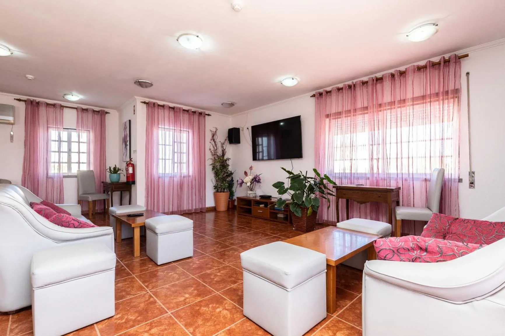 Communal lounge/ TV room in Hotel Azul Praia