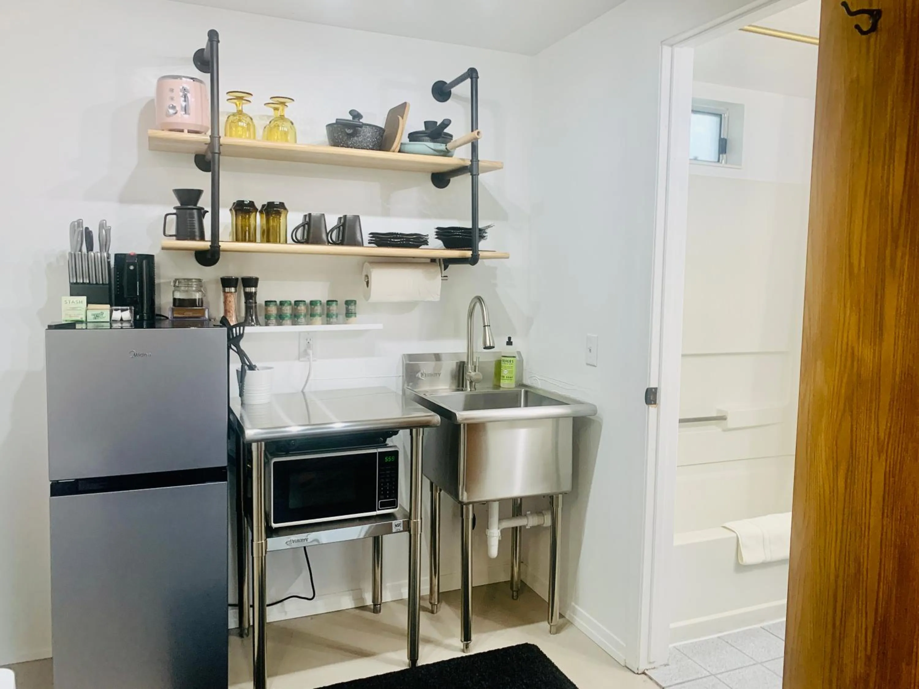 Kitchen or kitchenette in Dragonfly Motor Lodge