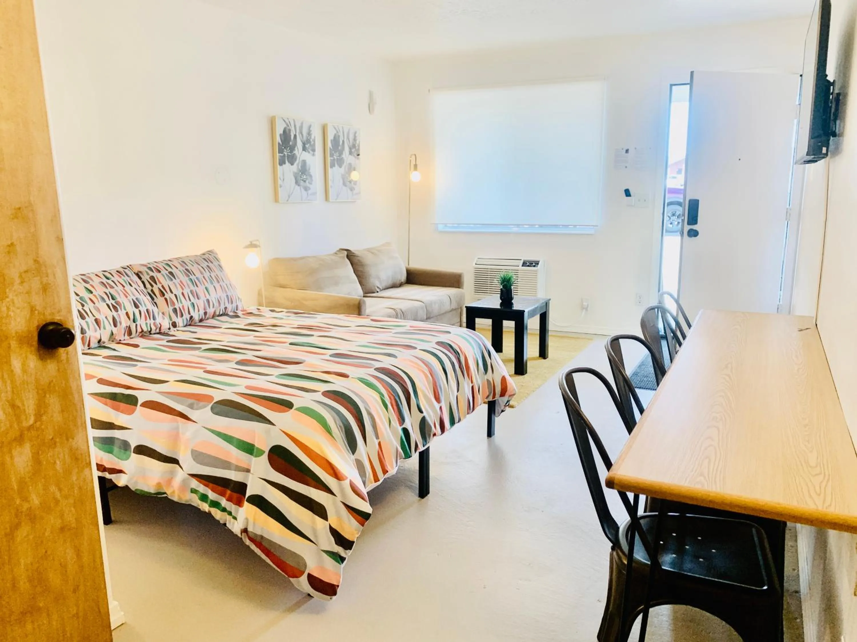 Living room, Bed in Dragonfly Motor Lodge