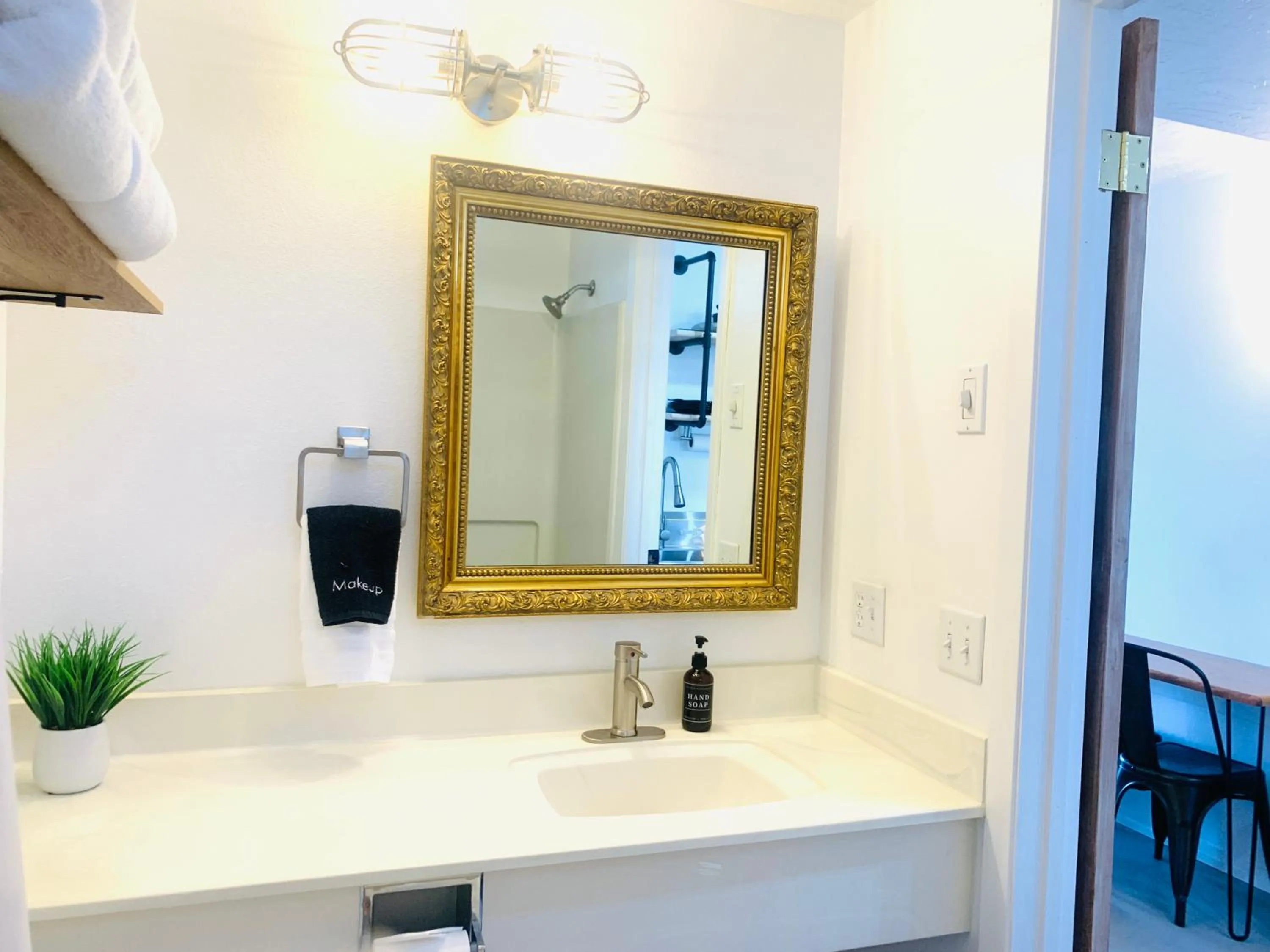 Bathroom in Dragonfly Motor Lodge