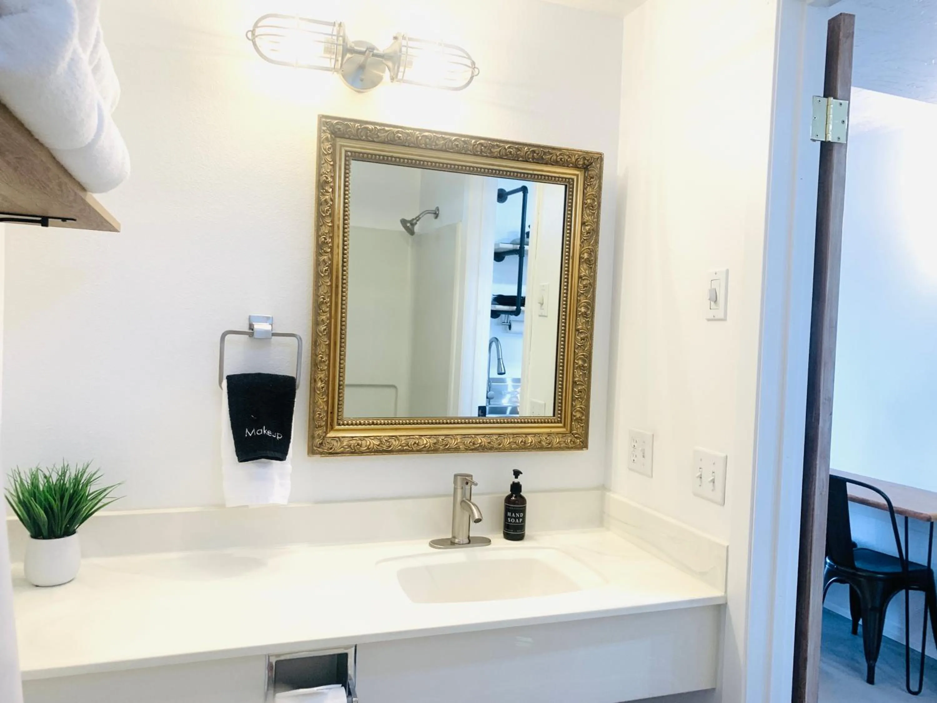 Bathroom in Dragonfly Motor Lodge