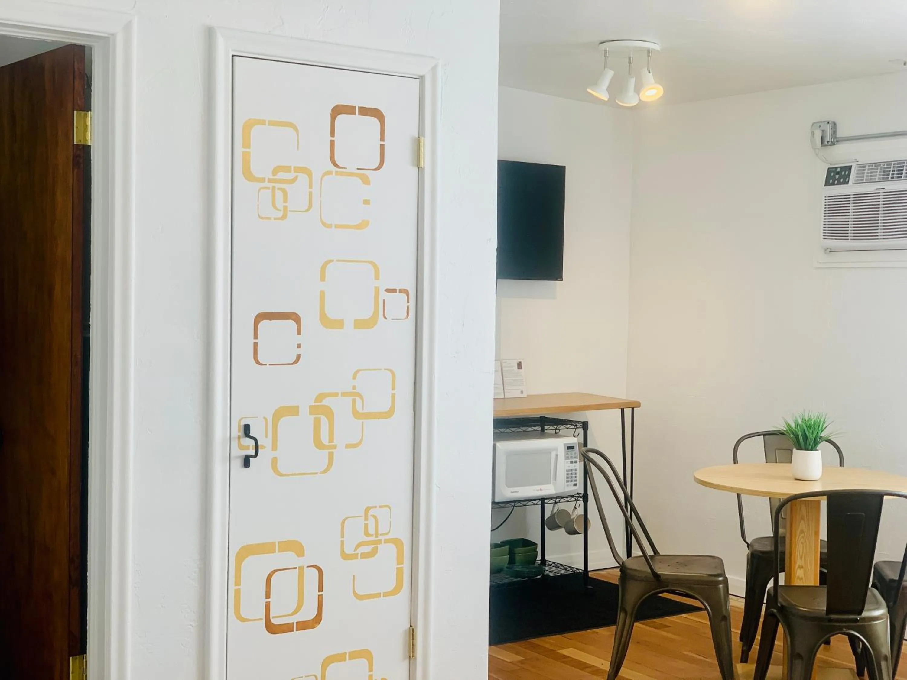 Kitchen or kitchenette in Dragonfly Motor Lodge