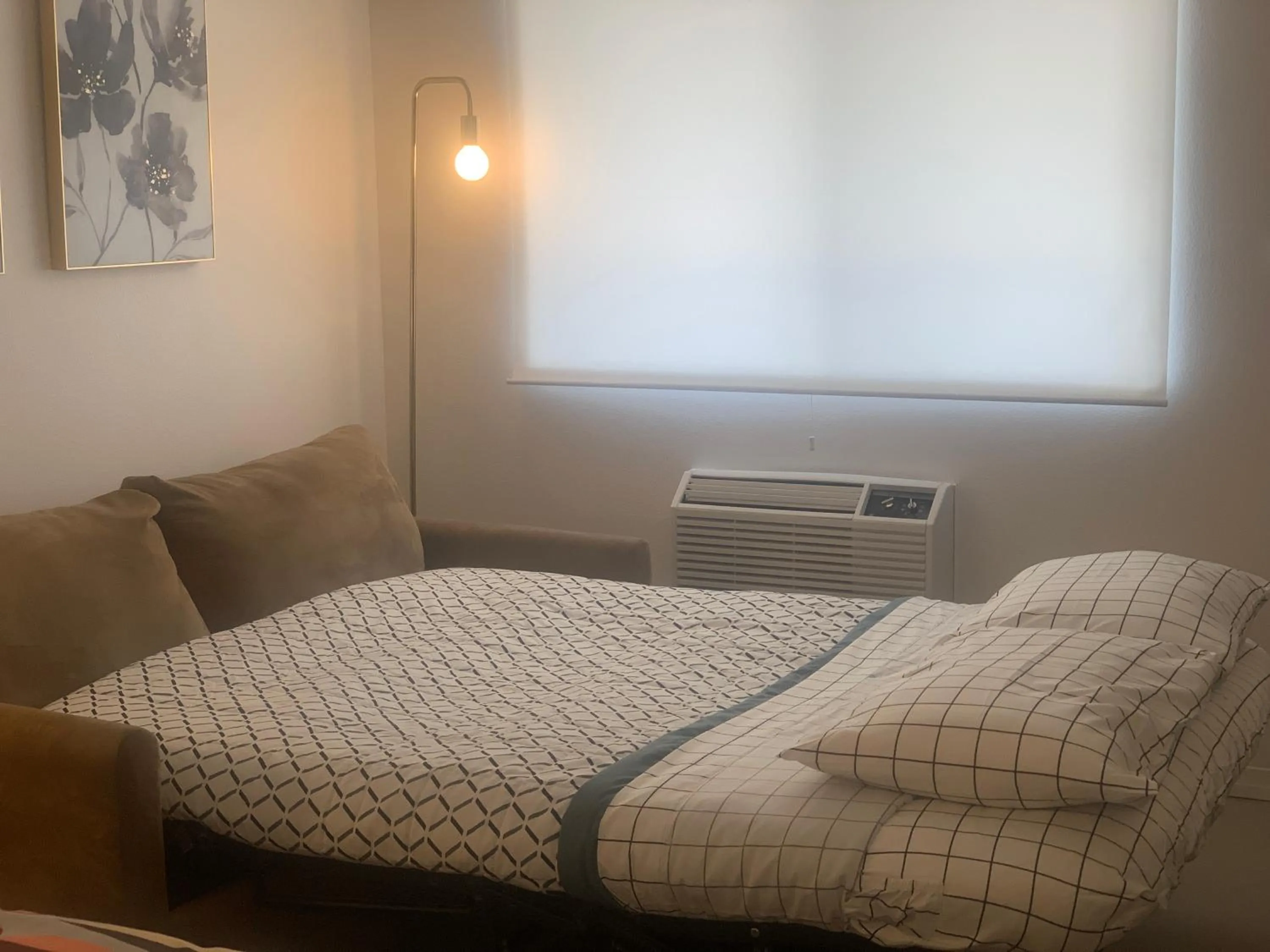 Bed in Dragonfly Motor Lodge