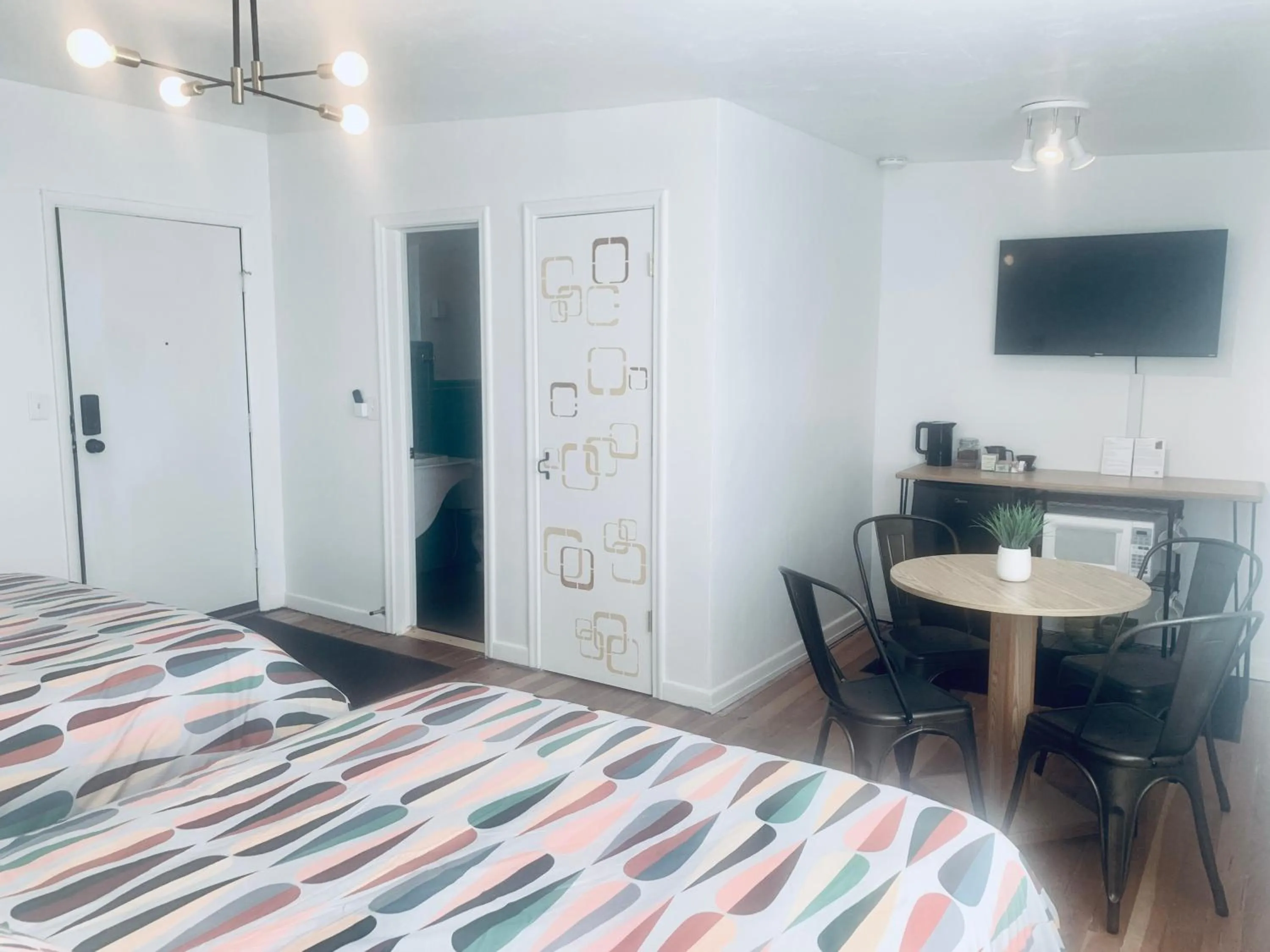 Photo of the whole room, Bed in Dragonfly Motor Lodge