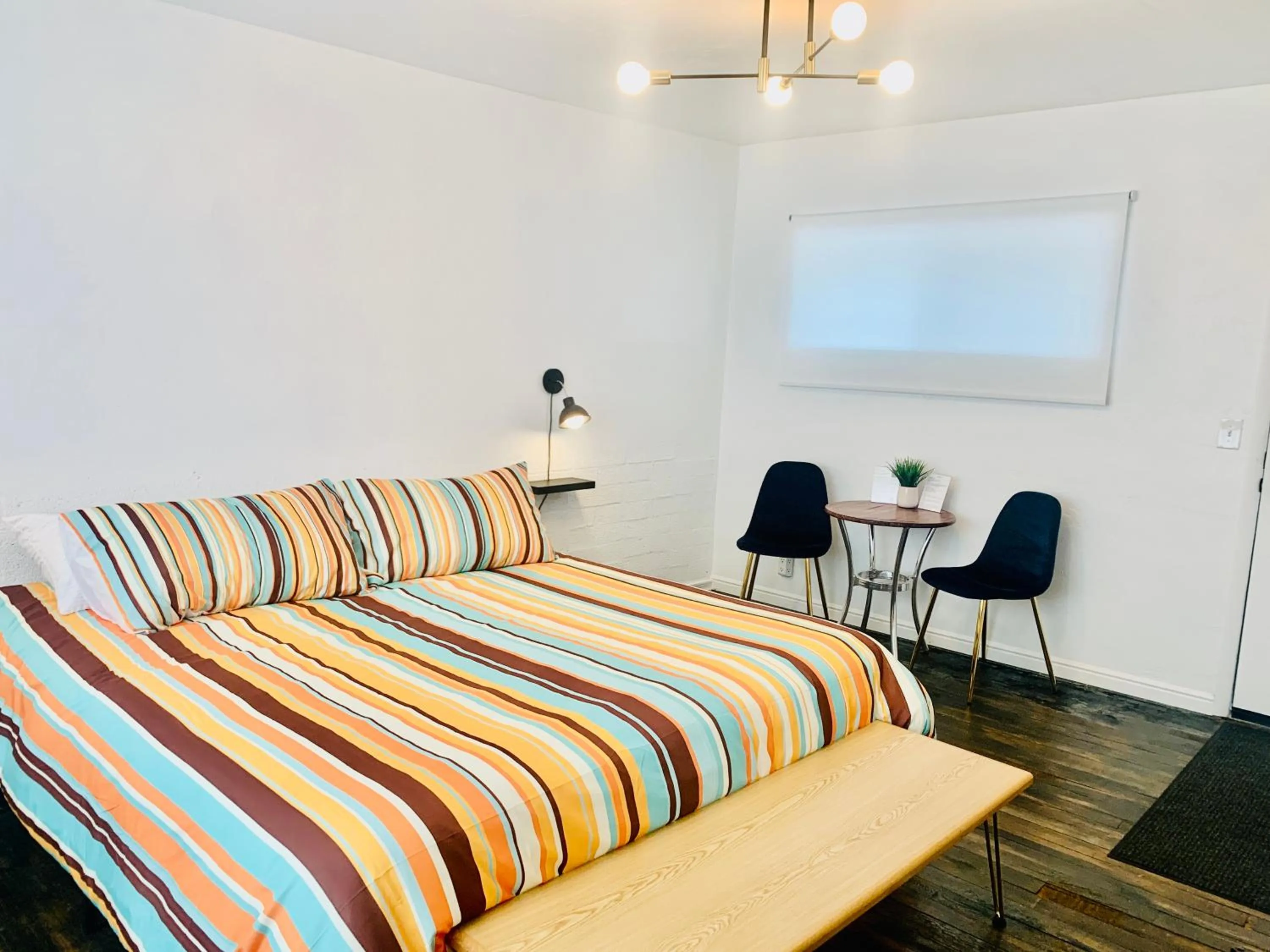 Bedroom, Bed in Dragonfly Motor Lodge