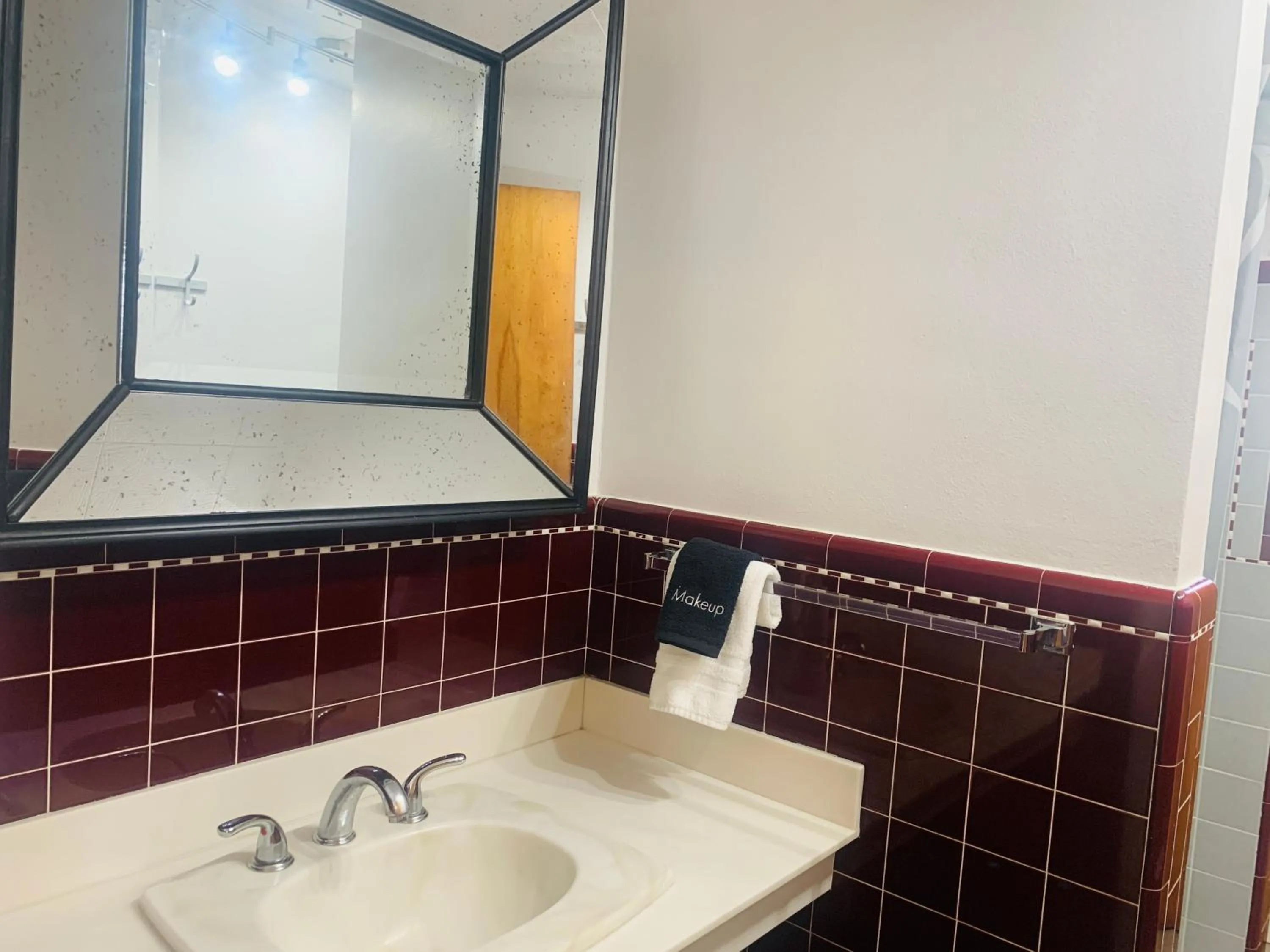 Bathroom in Dragonfly Motor Lodge