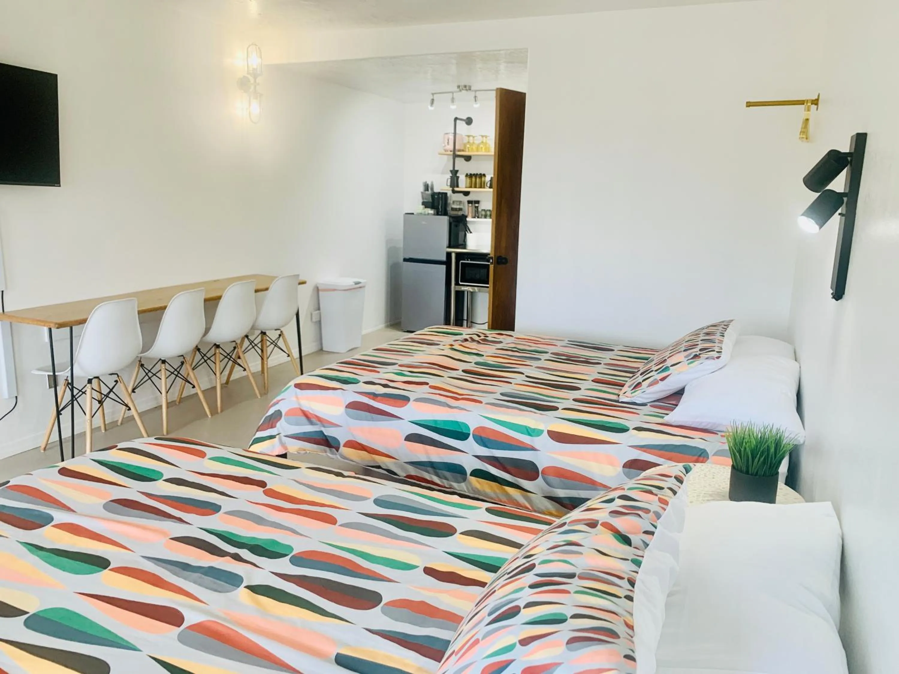 Photo of the whole room, Bed in Dragonfly Motor Lodge