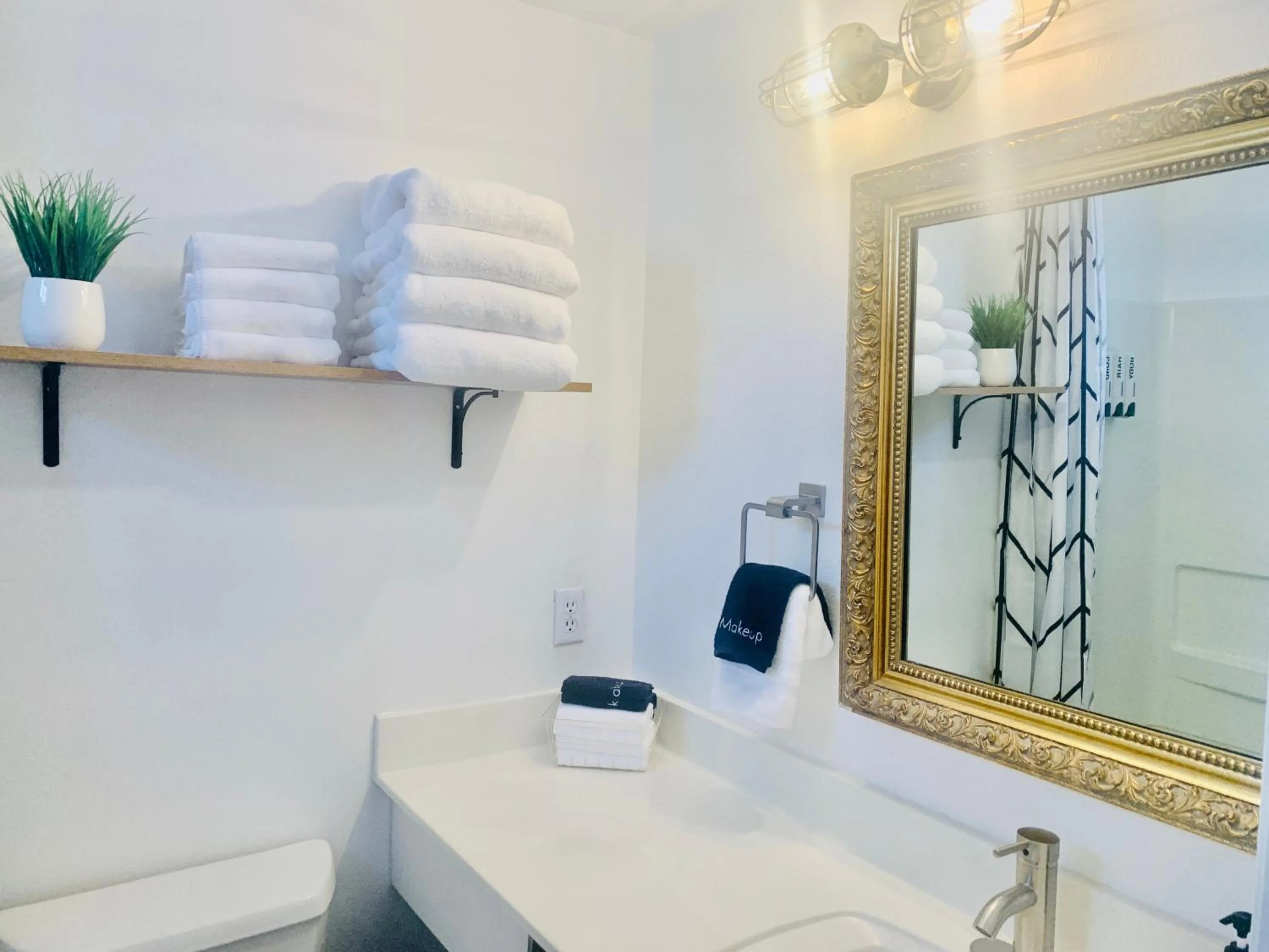 Bathroom in Dragonfly Motor Lodge