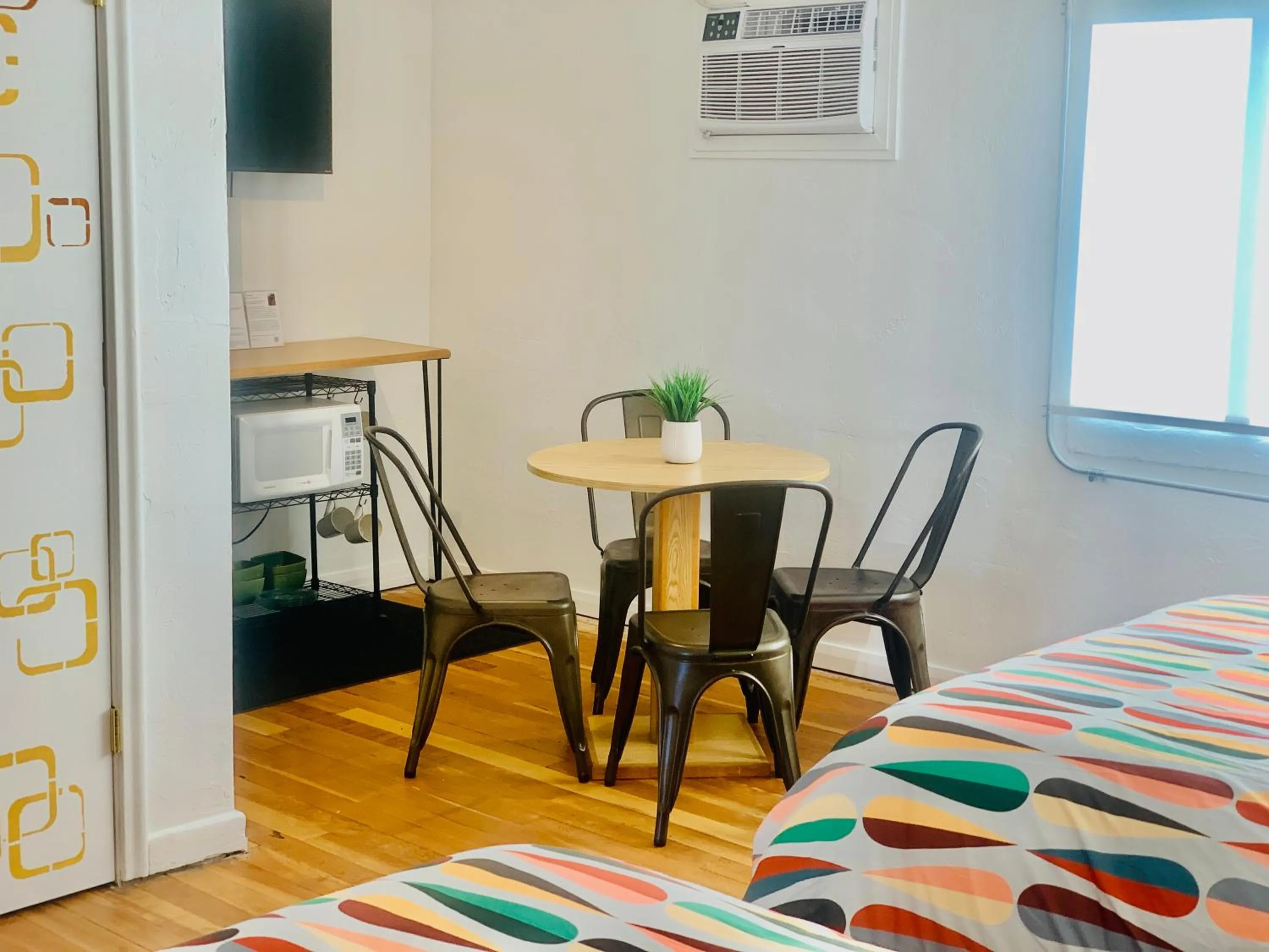 Dining area, Bed in Dragonfly Motor Lodge
