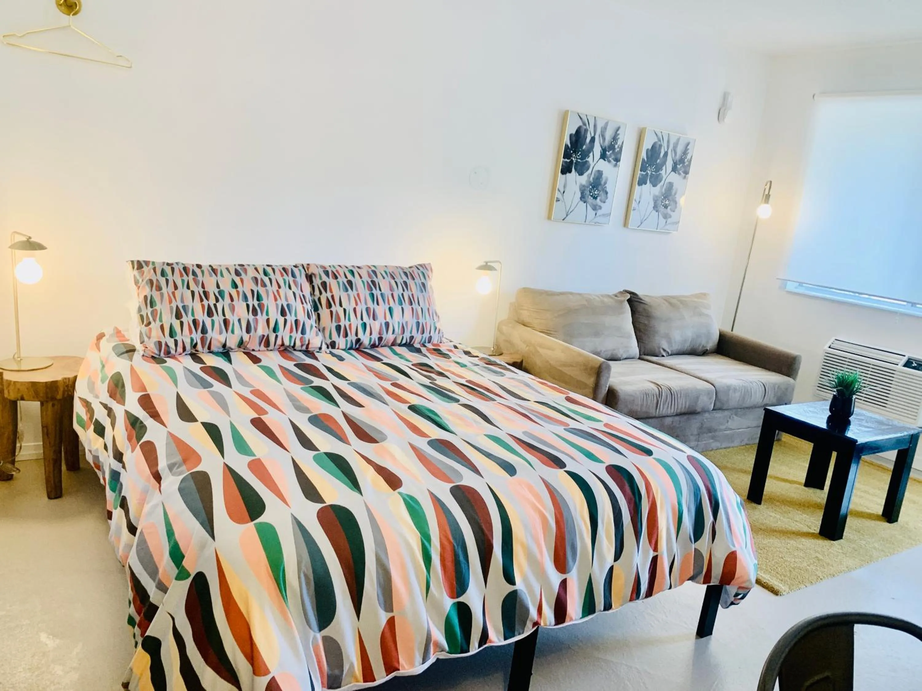 Photo of the whole room, Bed in Dragonfly Motor Lodge