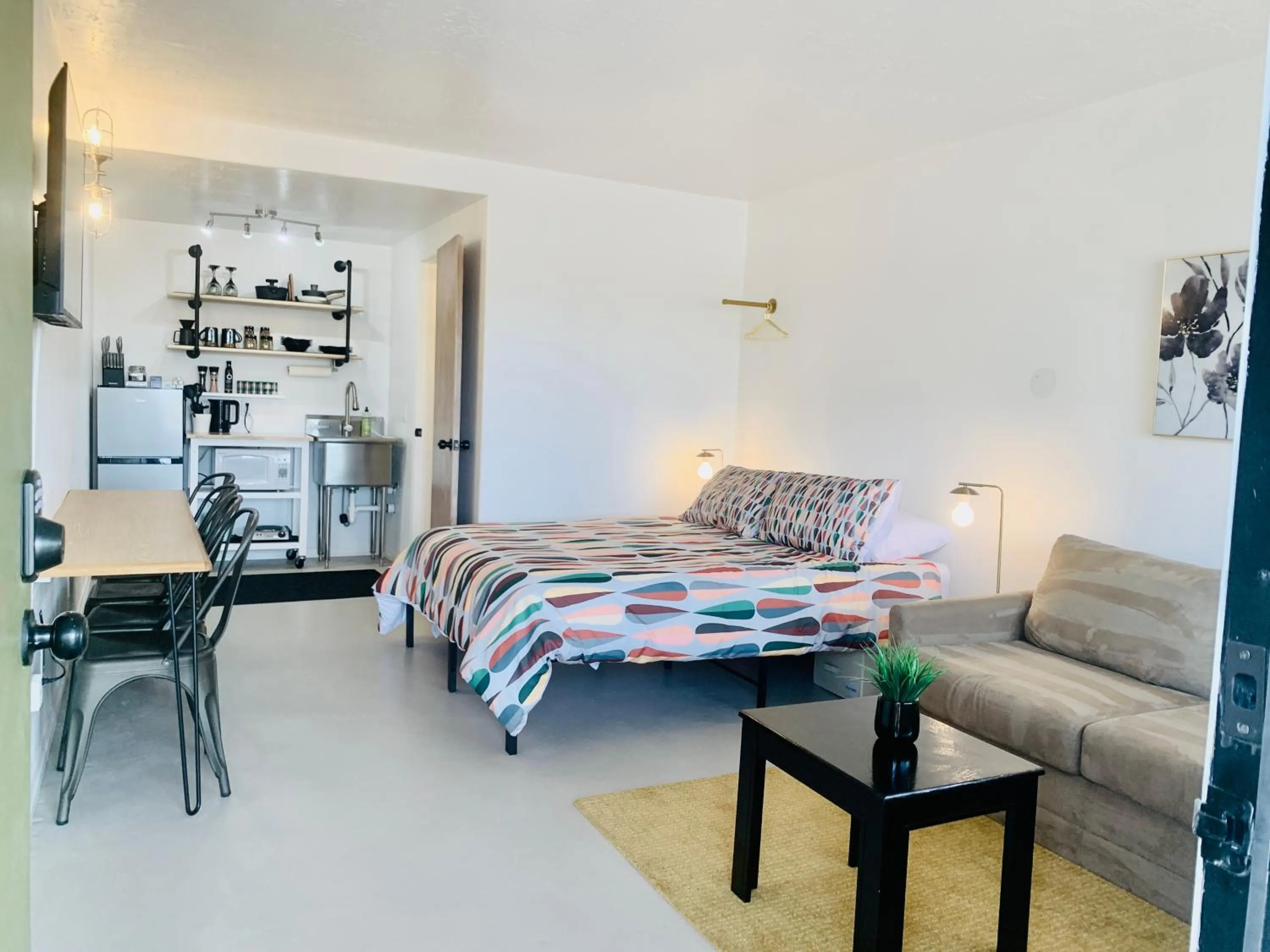 Photo of the whole room, Bed in Dragonfly Motor Lodge