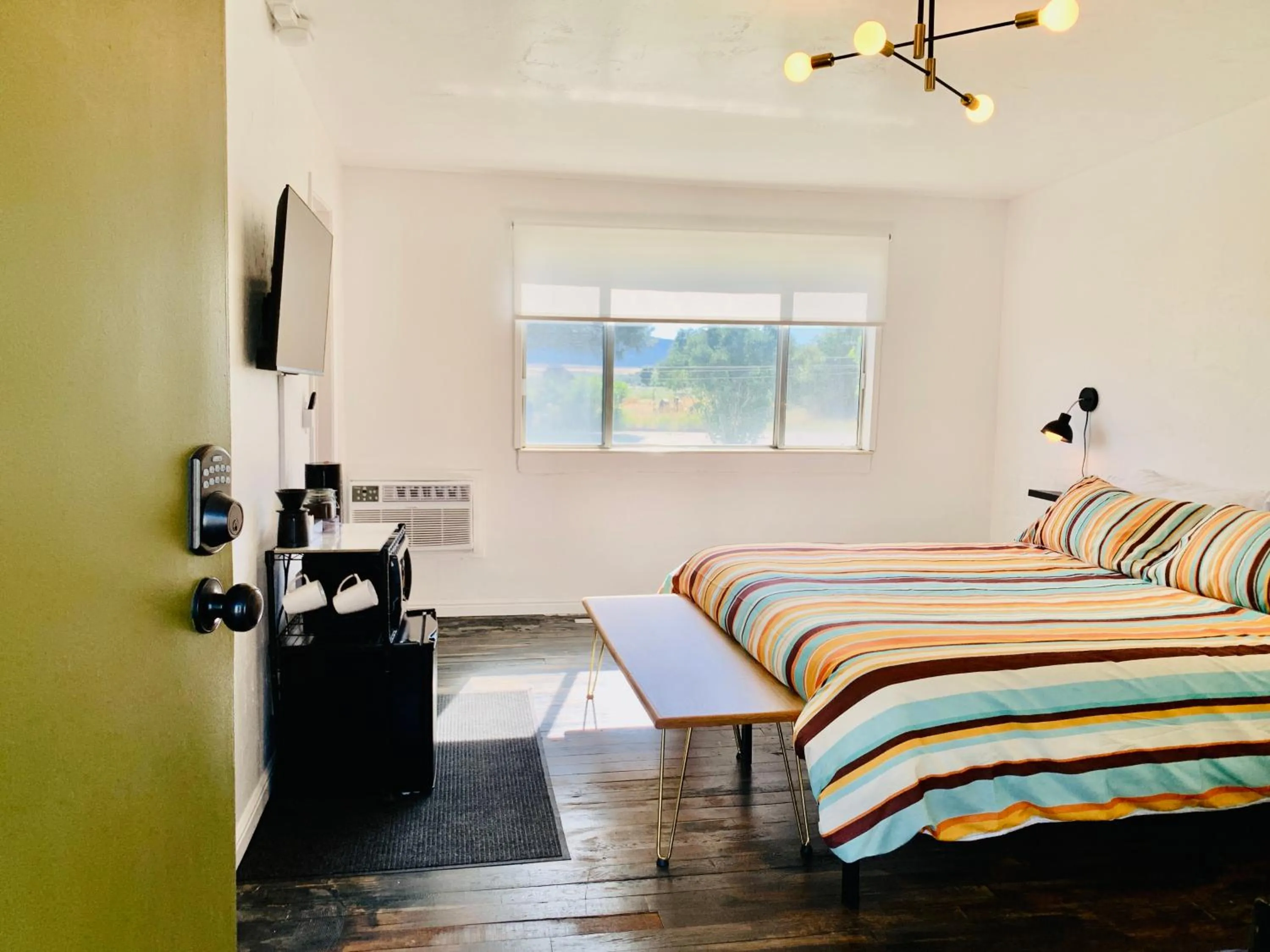 Photo of the whole room, Bed in Dragonfly Motor Lodge