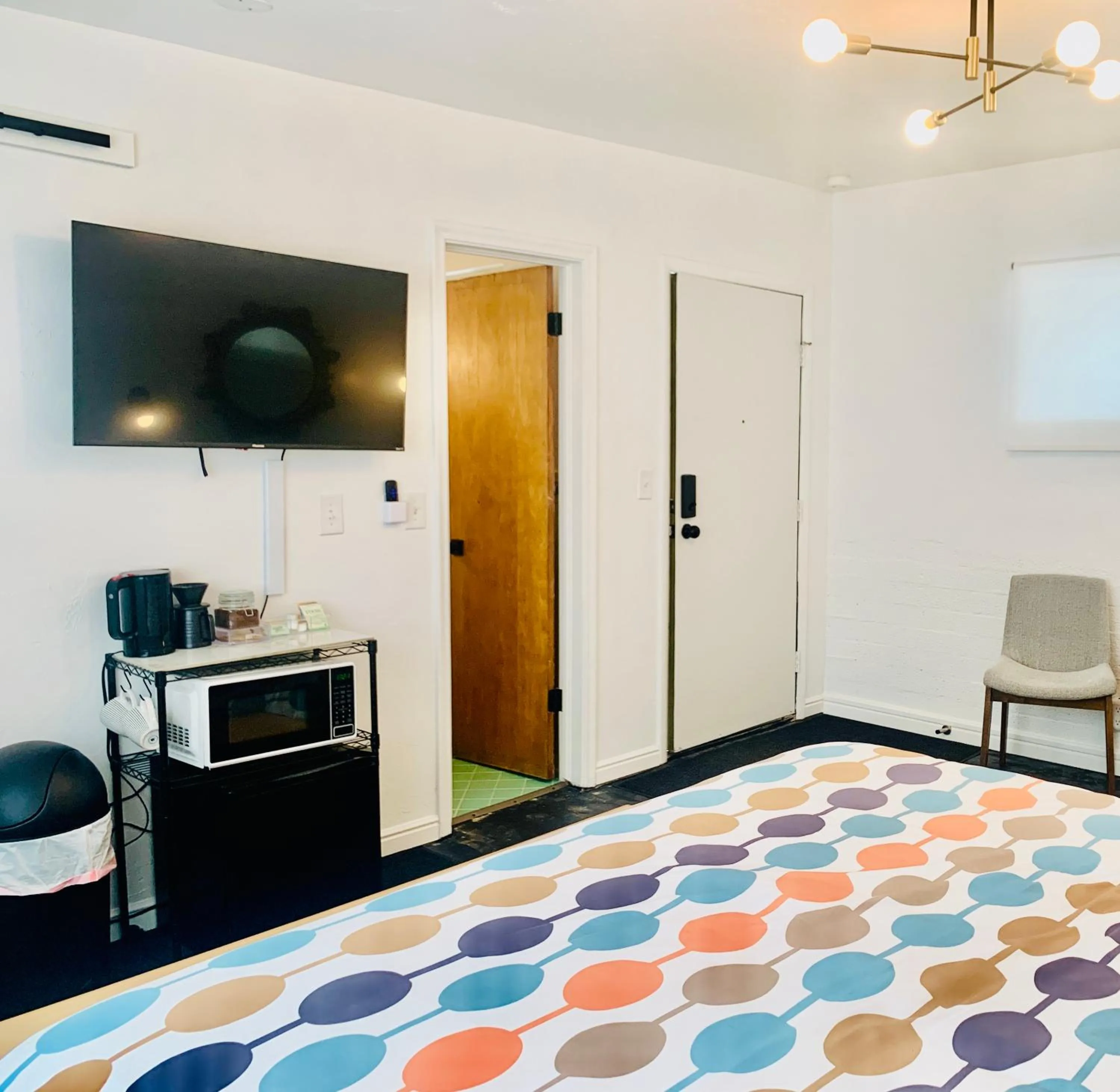 Bed in Dragonfly Motor Lodge