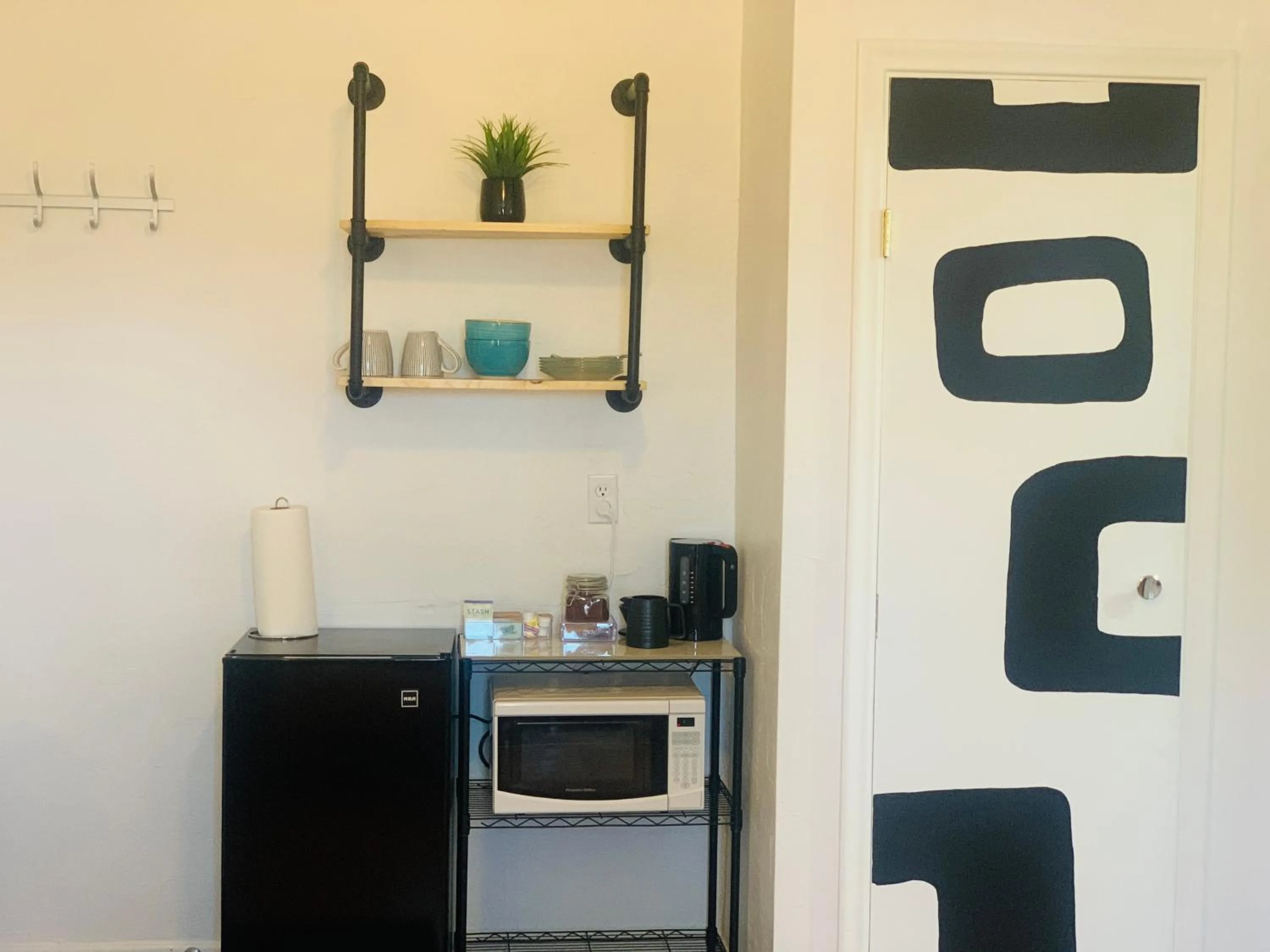 Kitchen or kitchenette in Dragonfly Motor Lodge