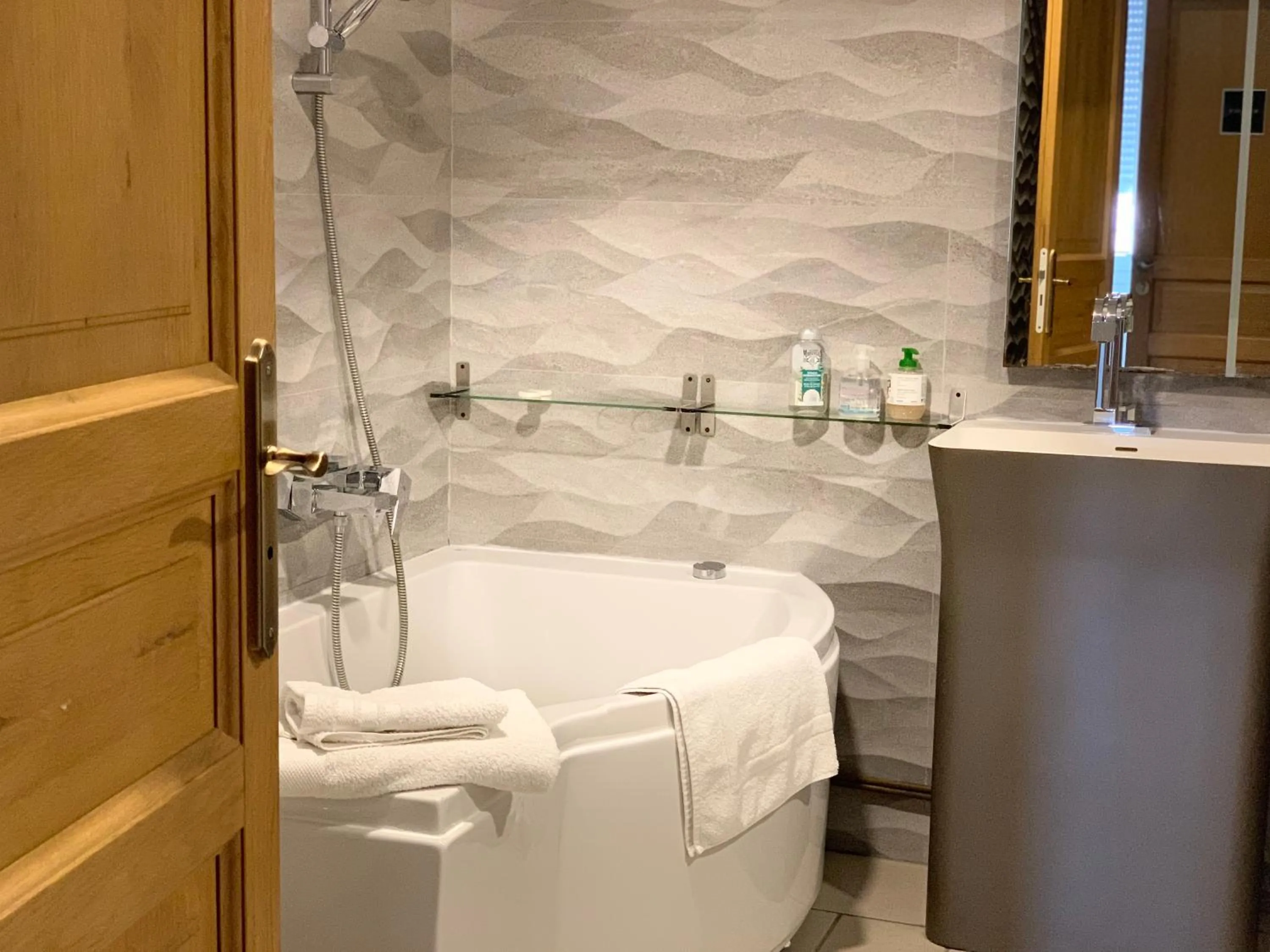 Bathroom in TANG Home-Bordeaux Hyper Centre