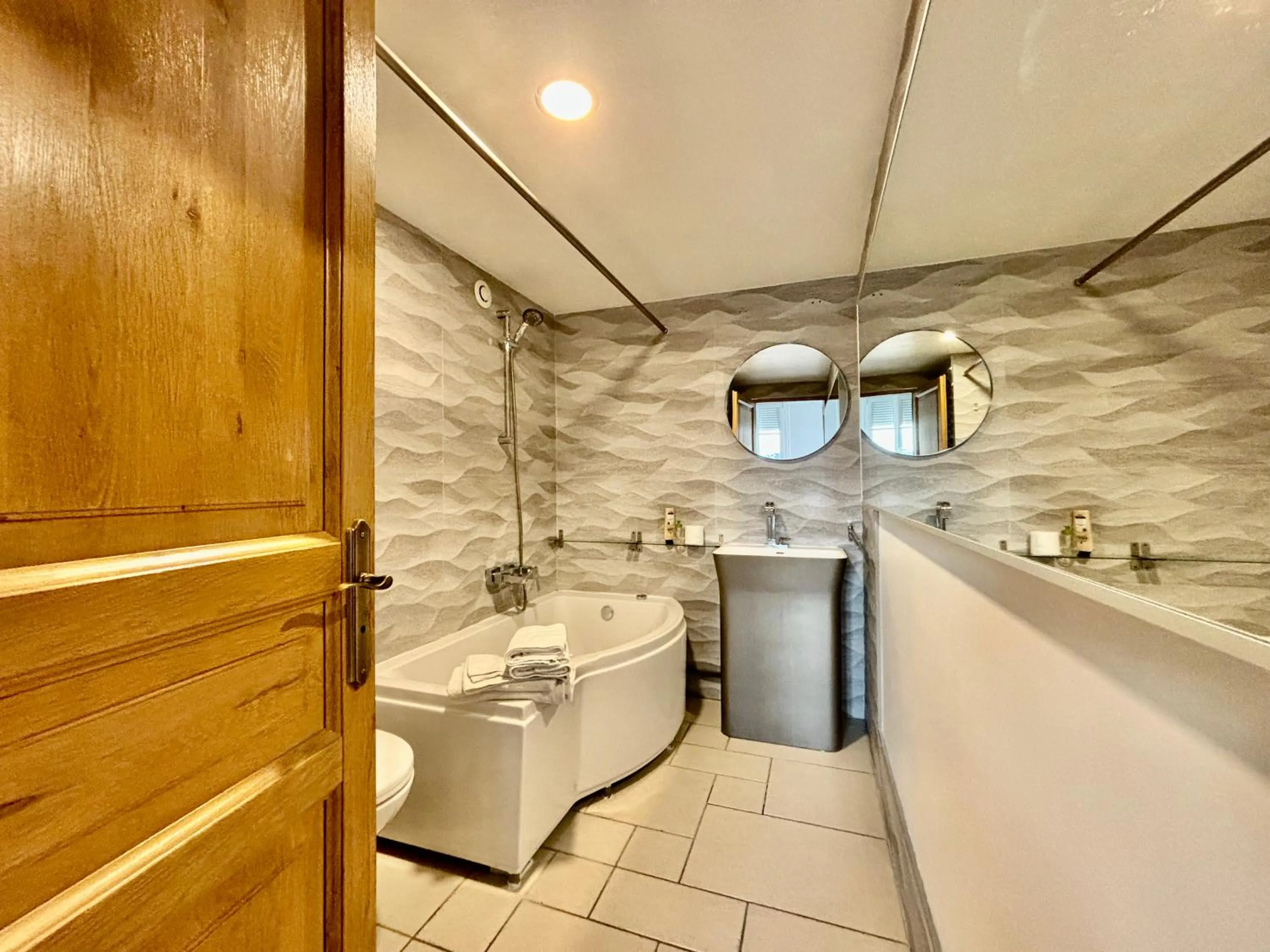 Bathroom in TANG Home-Bordeaux Hyper Centre