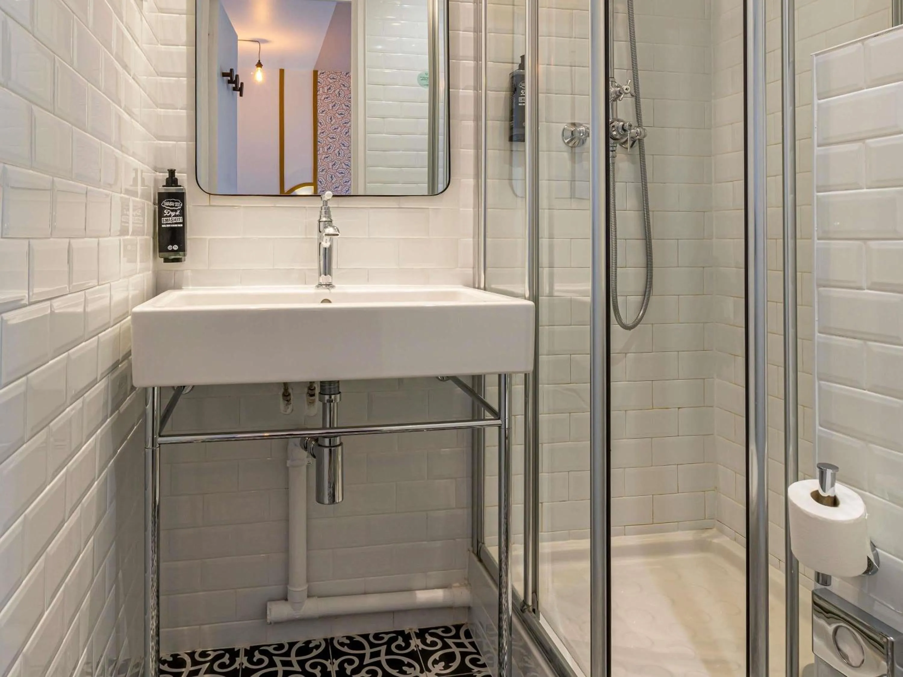 Bedroom in ibis Styles Paris Eiffel Cambronne