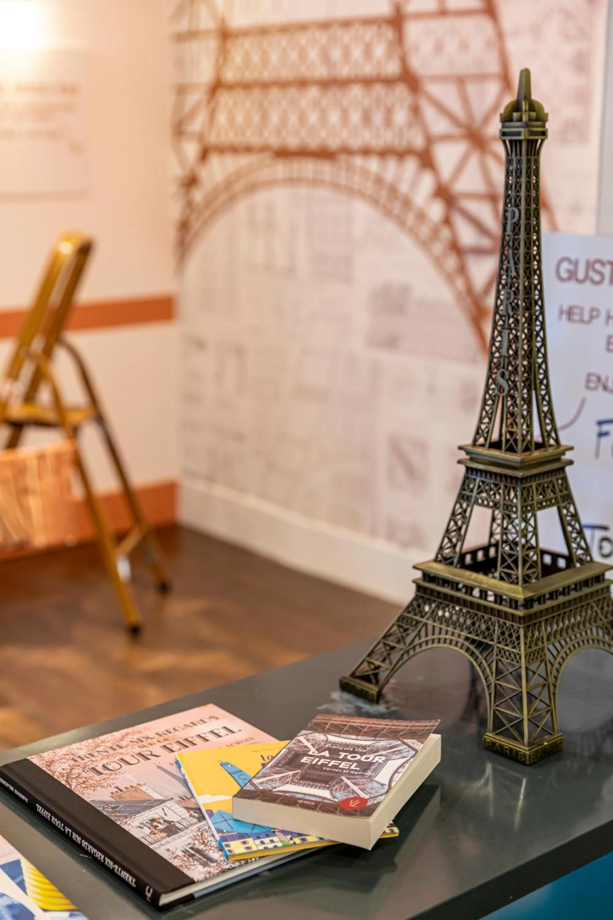 Communal lounge/ TV room in ibis Styles Paris Eiffel Cambronne