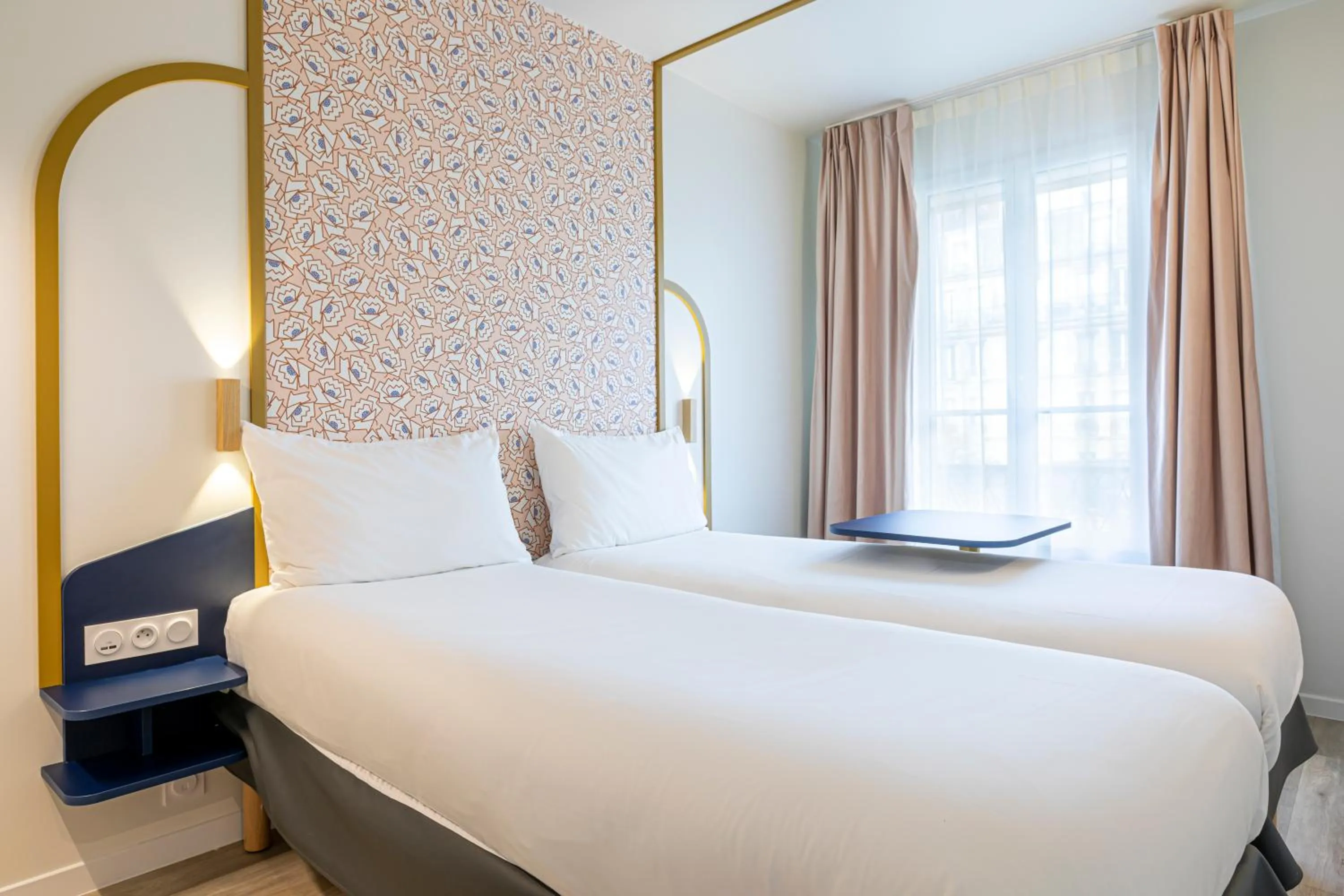 Bedroom, Bed in ibis Styles Paris Eiffel Cambronne