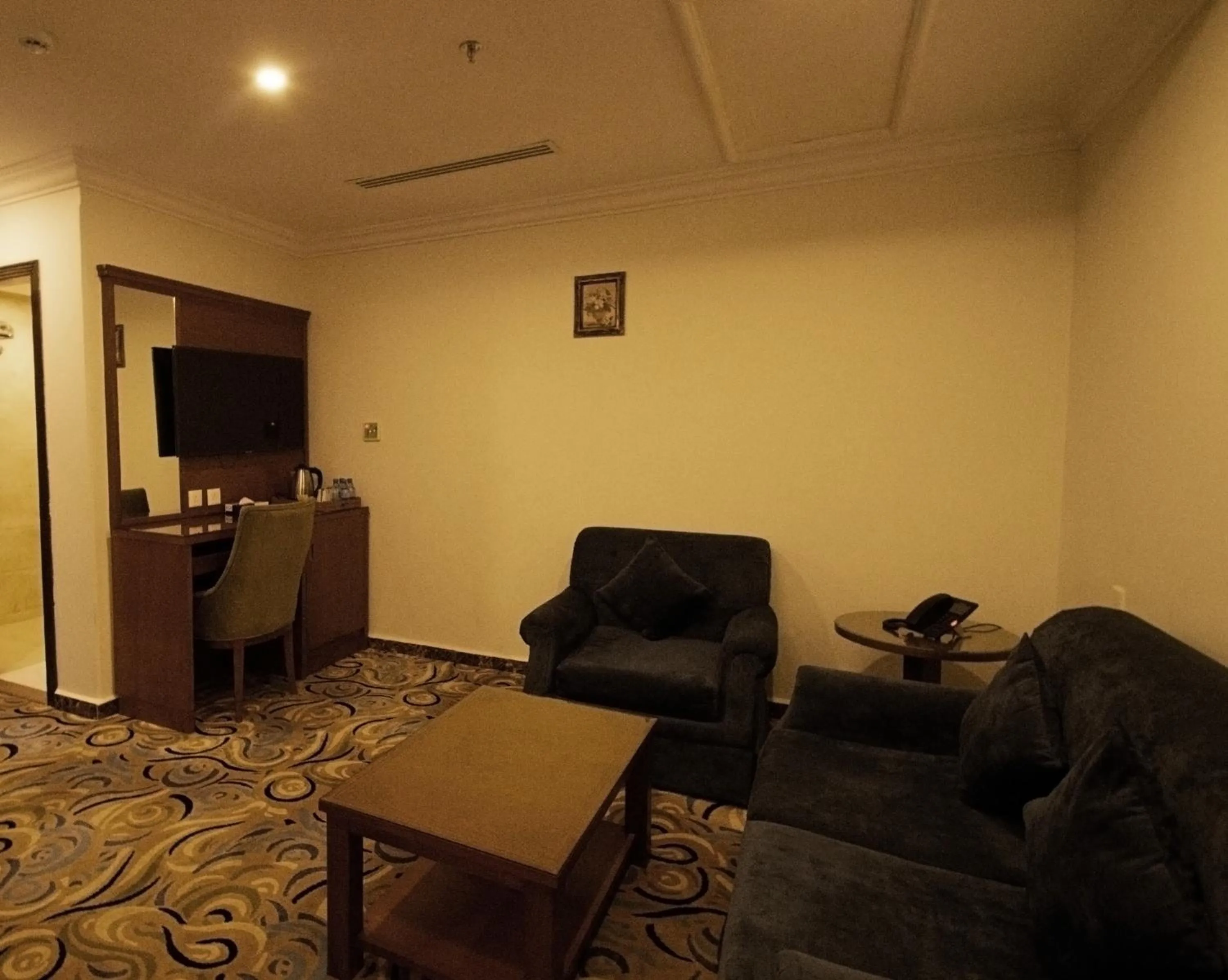 Communal lounge/ TV room in Rona Al Khobar Hotel