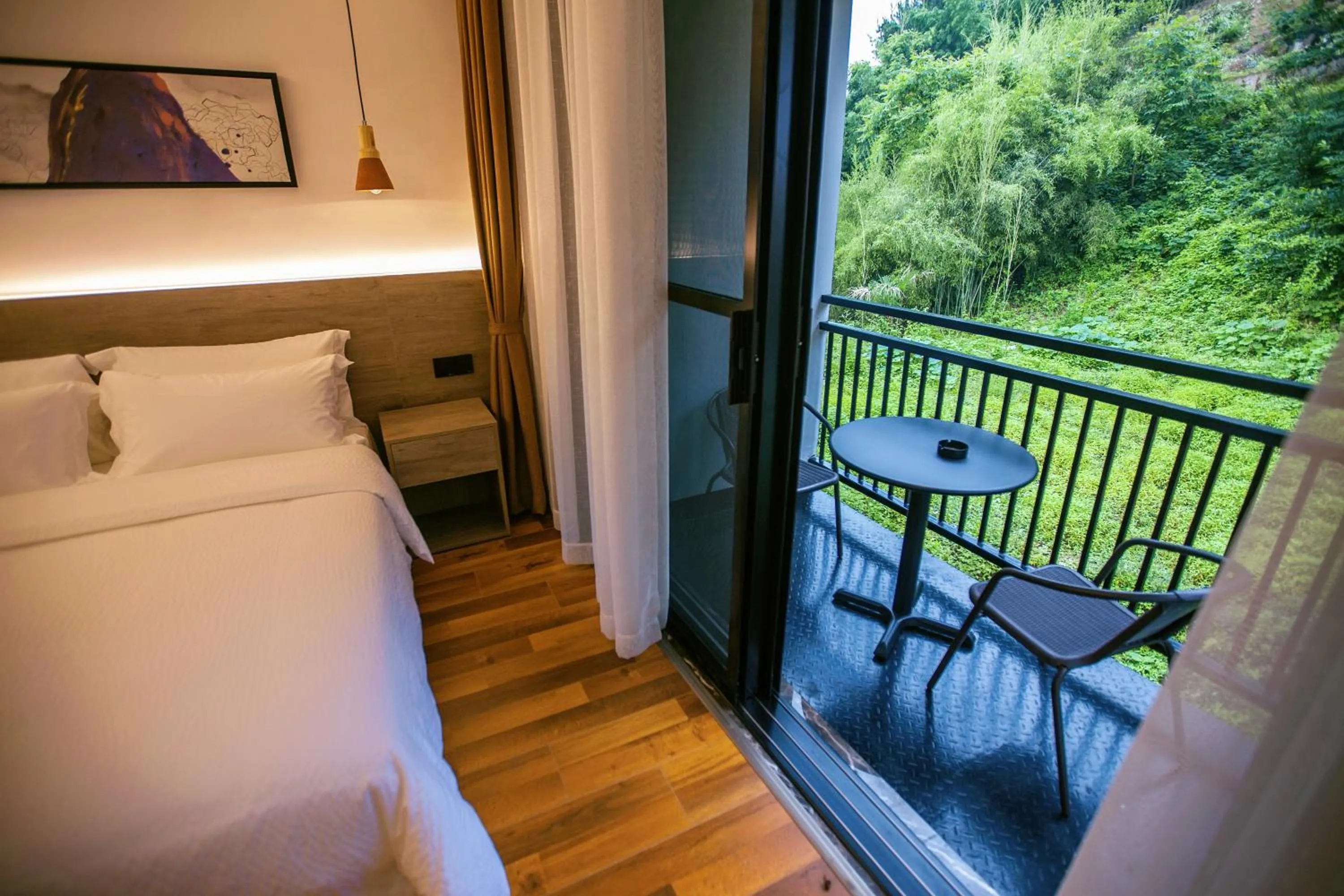 Double Room with Balcony in National Forest Park(Yangjiajie ) MINI Inn