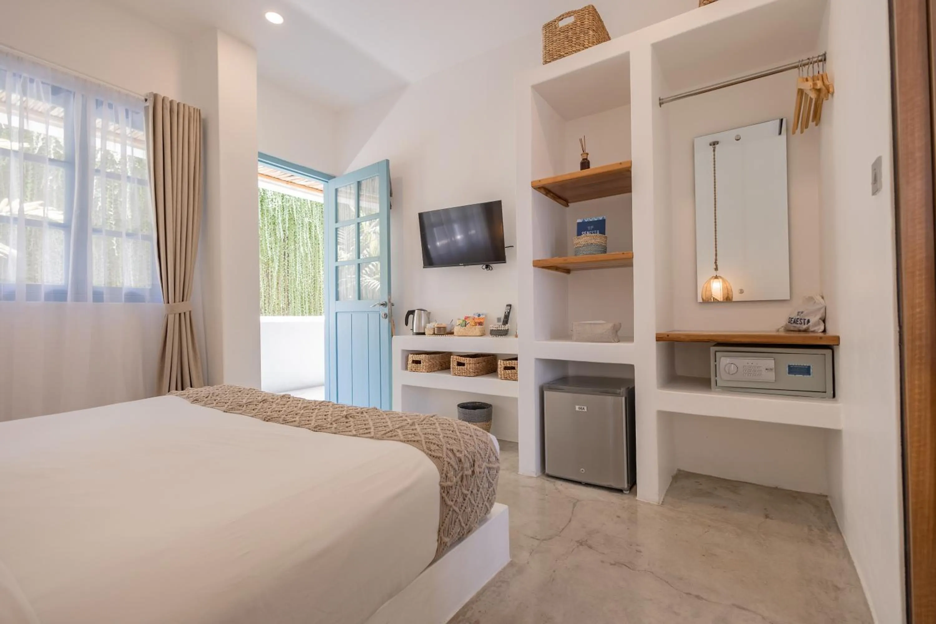 TV and multimedia, Bed in Seaesta Komodo Hotel & Hostel