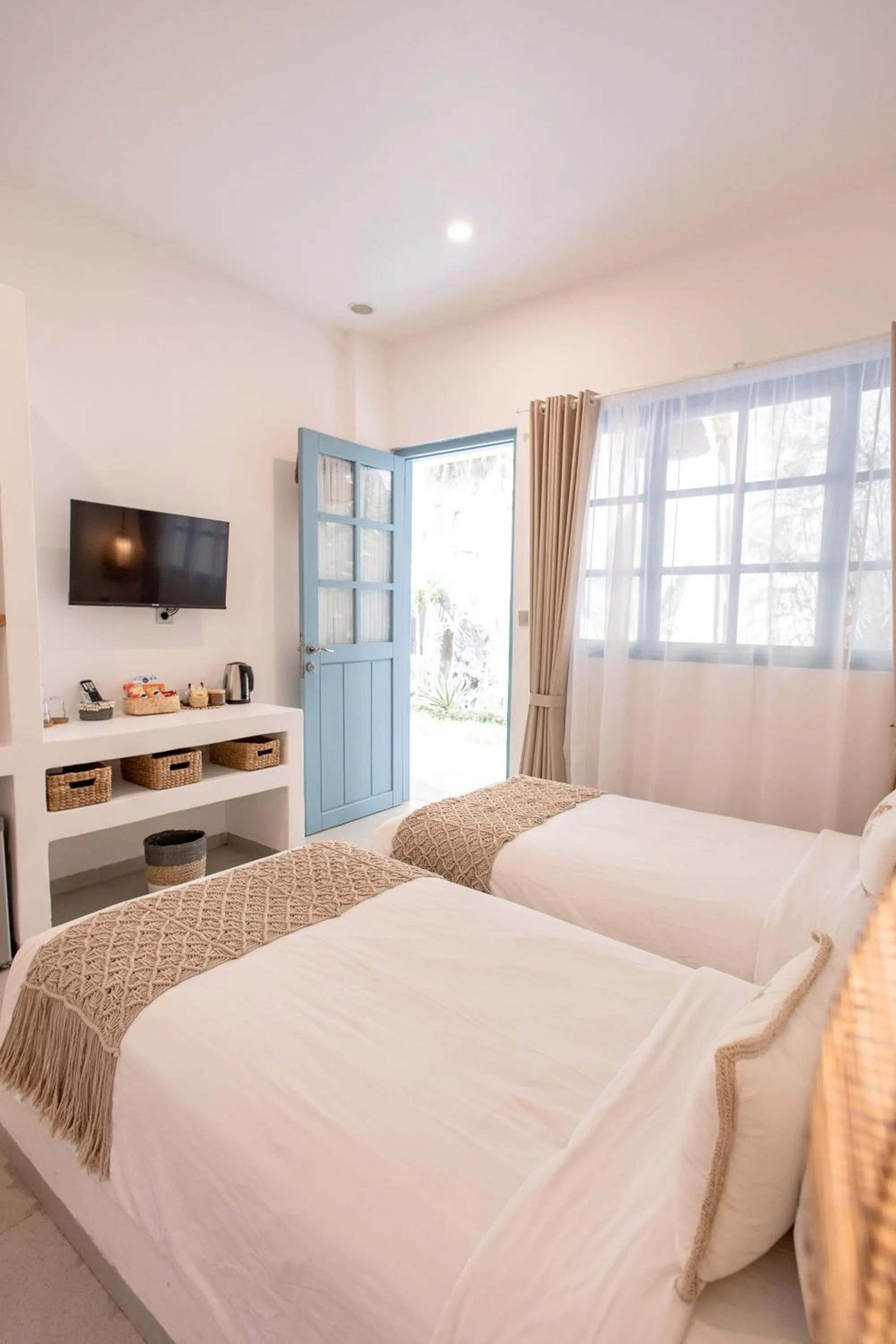 TV and multimedia, Bed in Seaesta Komodo Hotel & Hostel