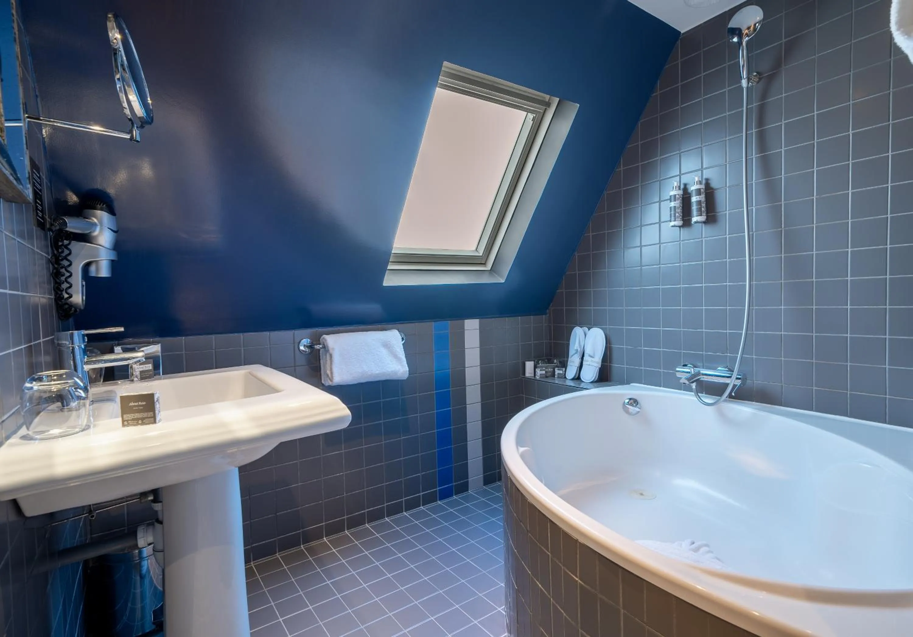 Shower in Hotel Mademoiselle