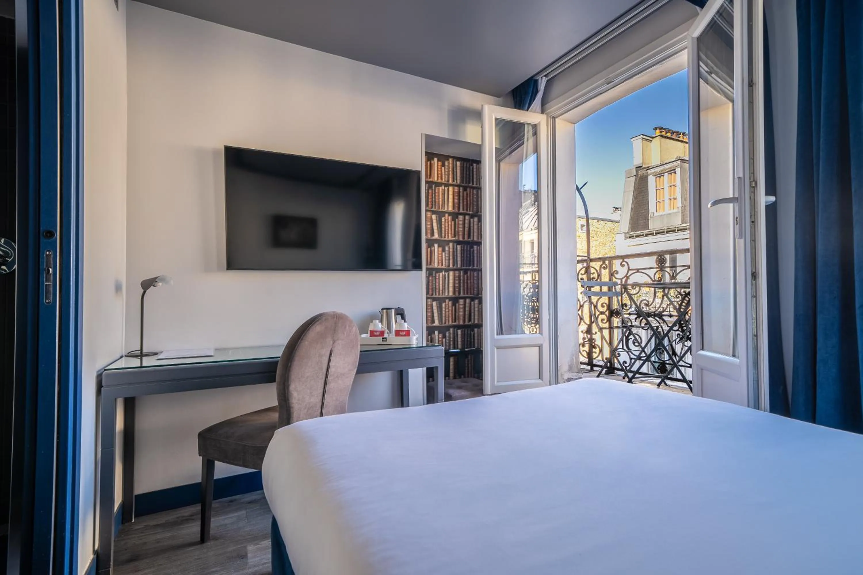 TV and multimedia, Bed in Hotel Mademoiselle