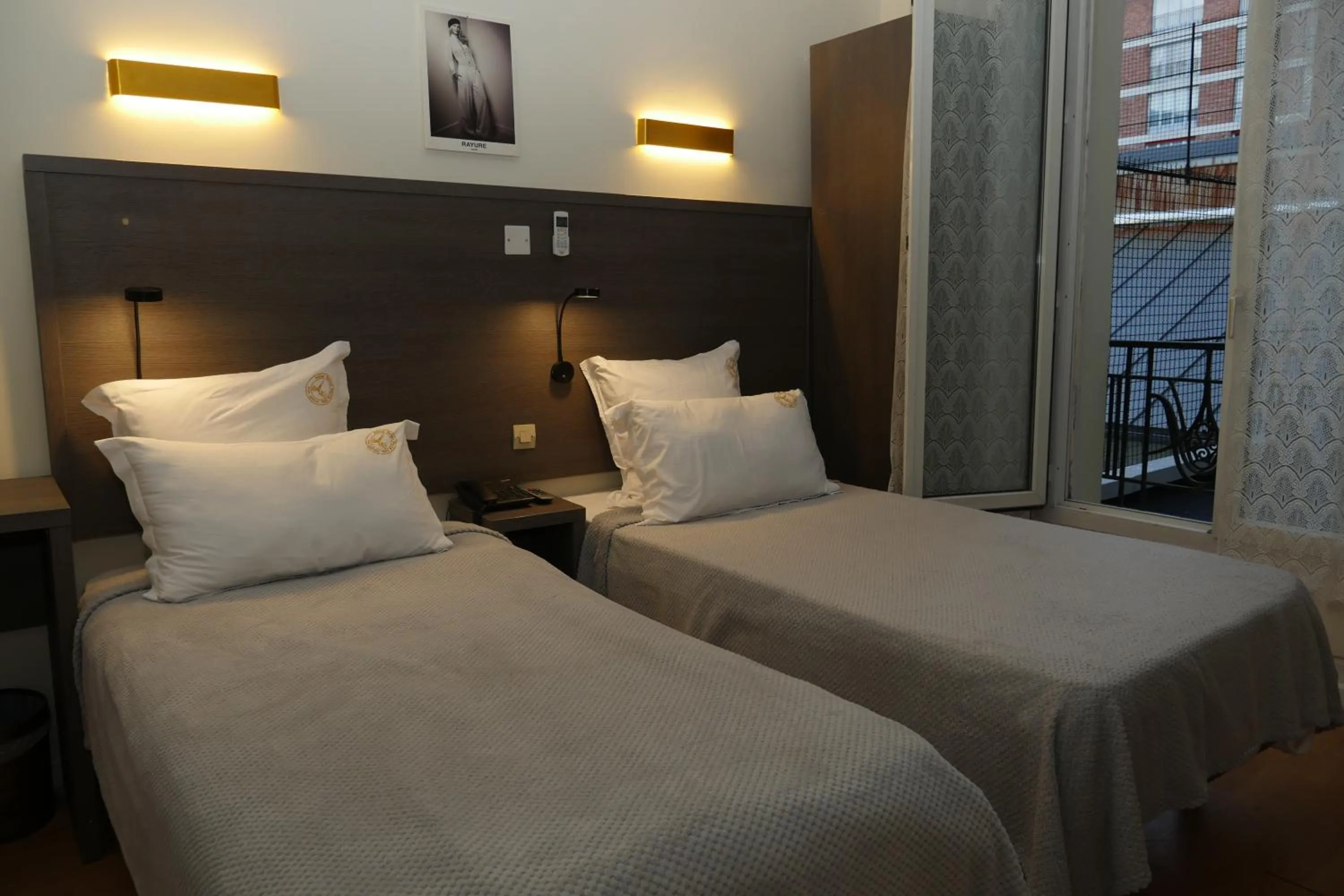 Staff, Bed in Hotel Novex Paris