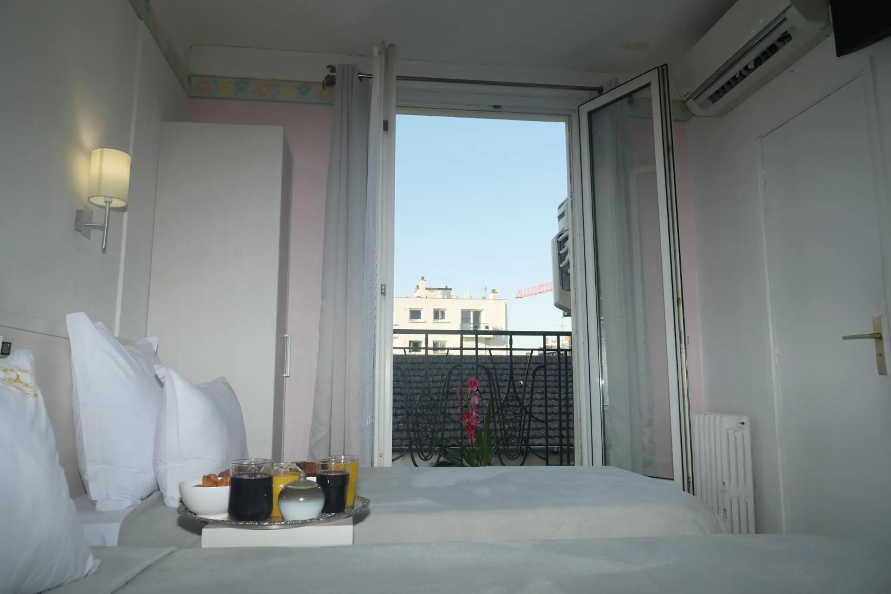 Staff, Bed in Hotel Novex Paris Staff, Bed in Hotel Novex Paris