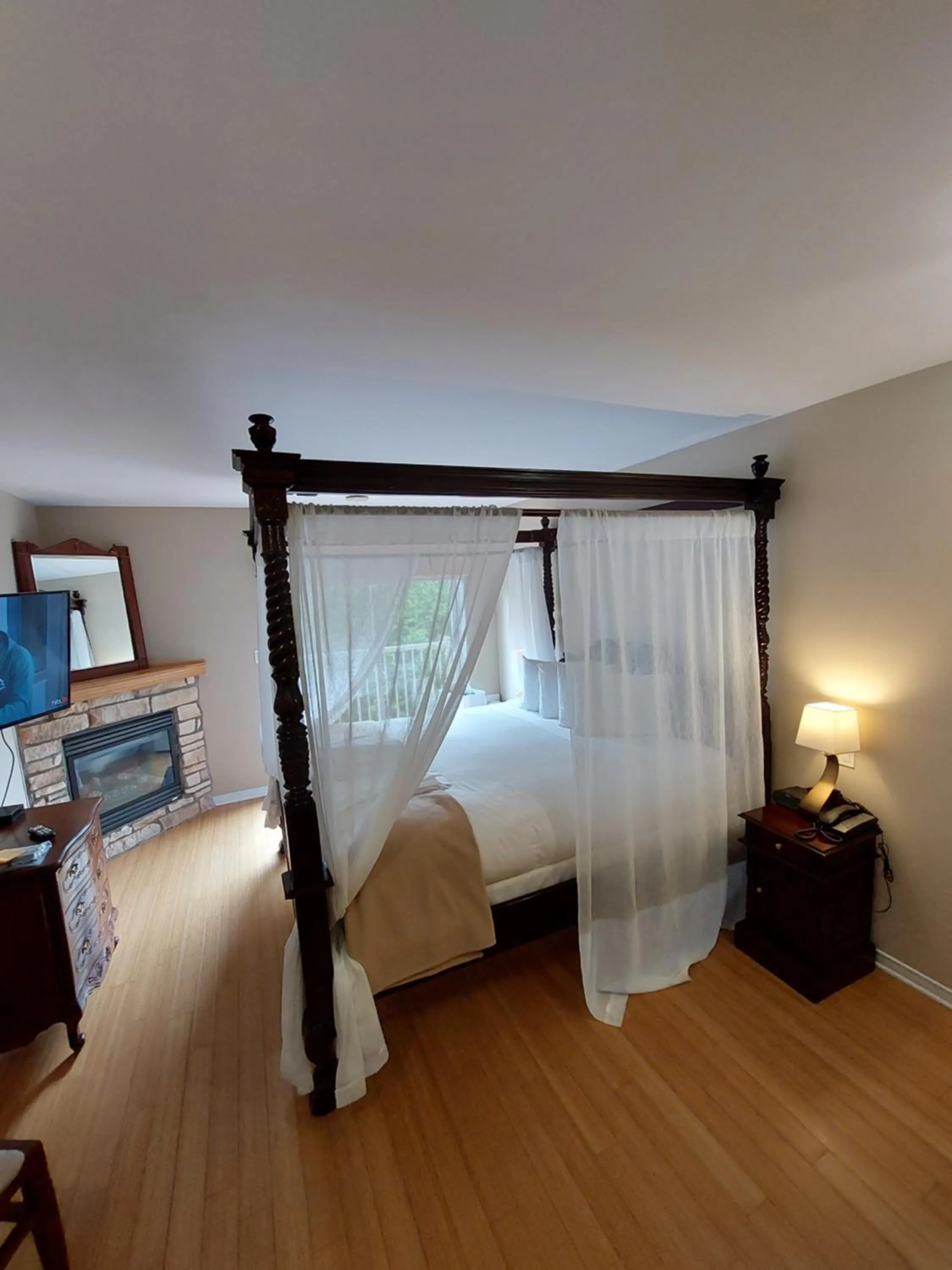 Photo of the whole room, Bed in Studio-hôtel Villegiature Saint-Sauveur
