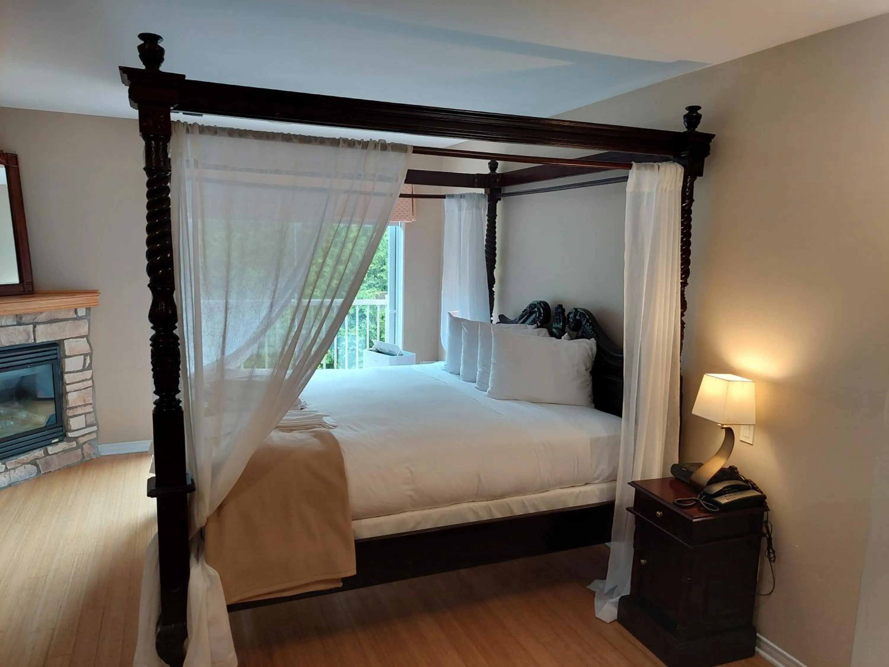 Bed in Studio-hôtel Villegiature Saint-Sauveur