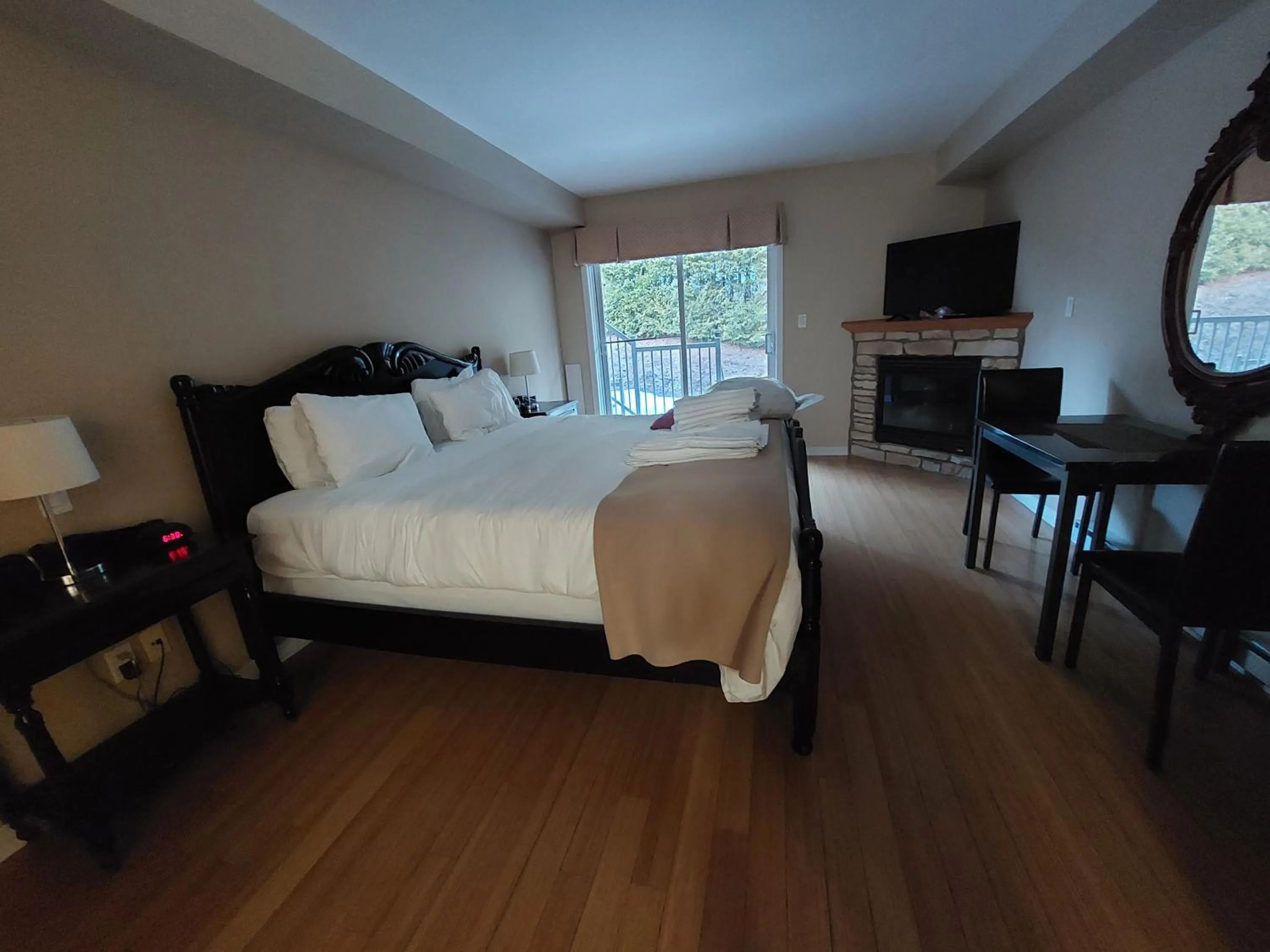 Bed in Studio-hôtel Villegiature Saint-Sauveur