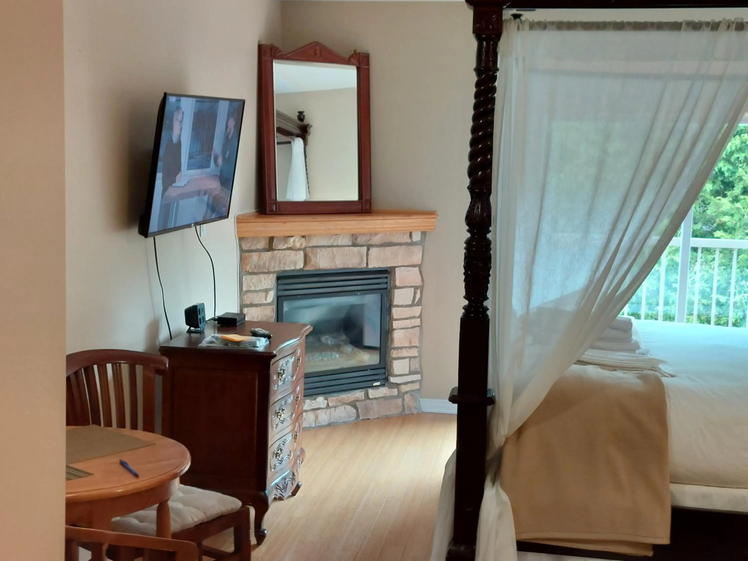 TV and multimedia, Bed in Studio-hôtel Villegiature Saint-Sauveur