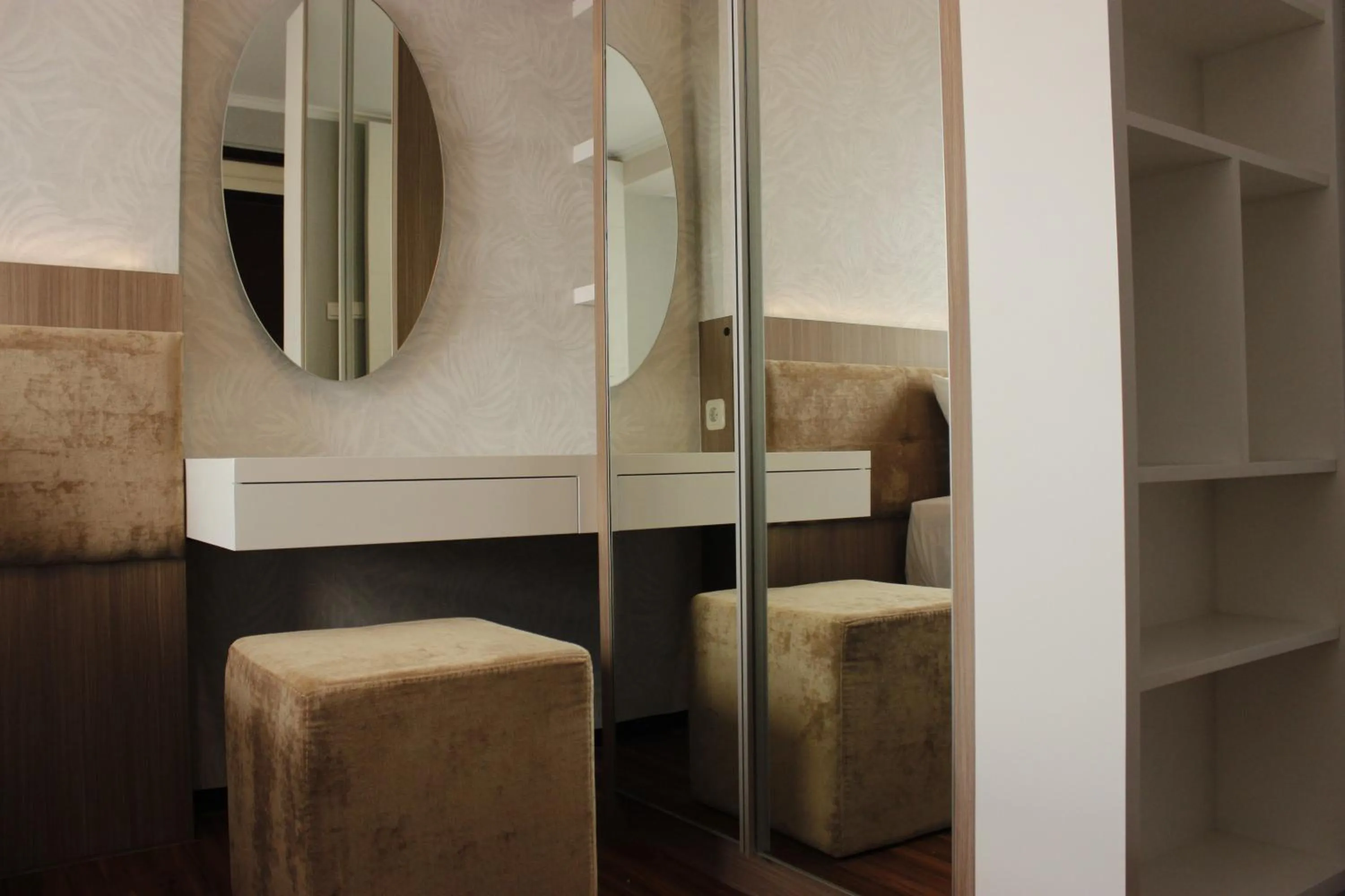 Classic 2BR Apartment At Gateway Pasteur near Exit Toll By Travelio