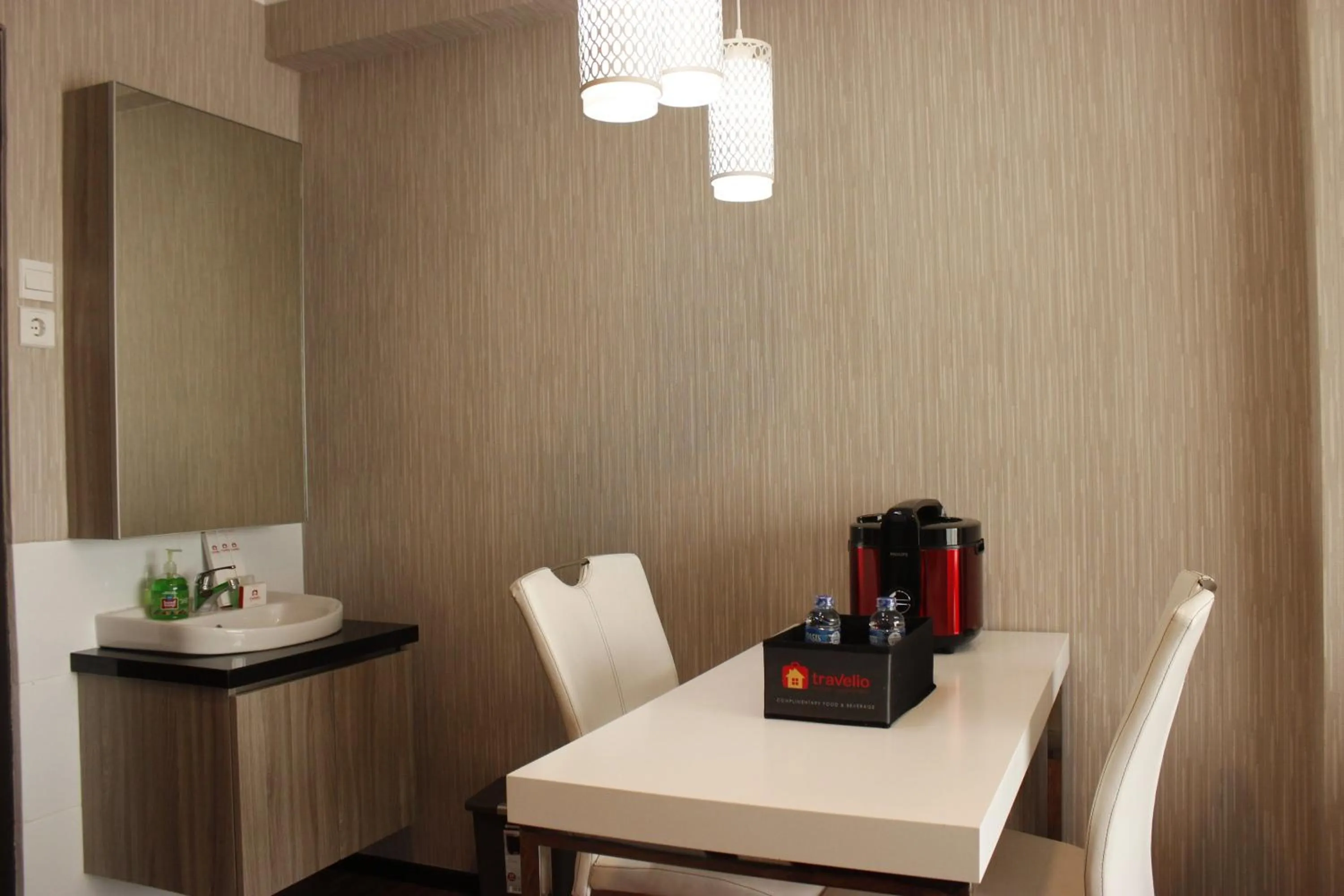 Classic 2BR Apartment At Gateway Pasteur near Exit Toll By Travelio