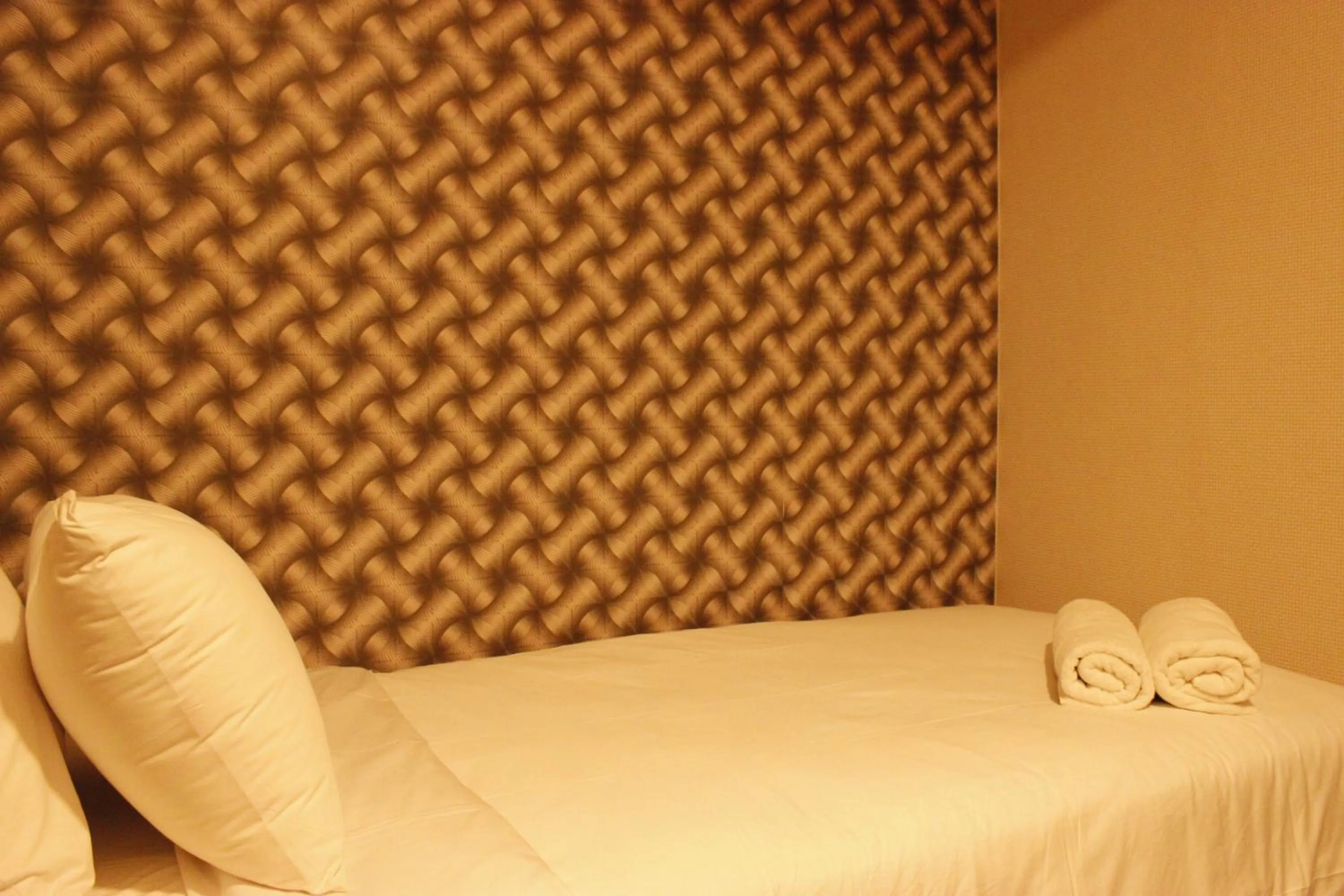 Bed in Classic 2BR Apartment At Gateway Pasteur near Exit Toll By Travelio