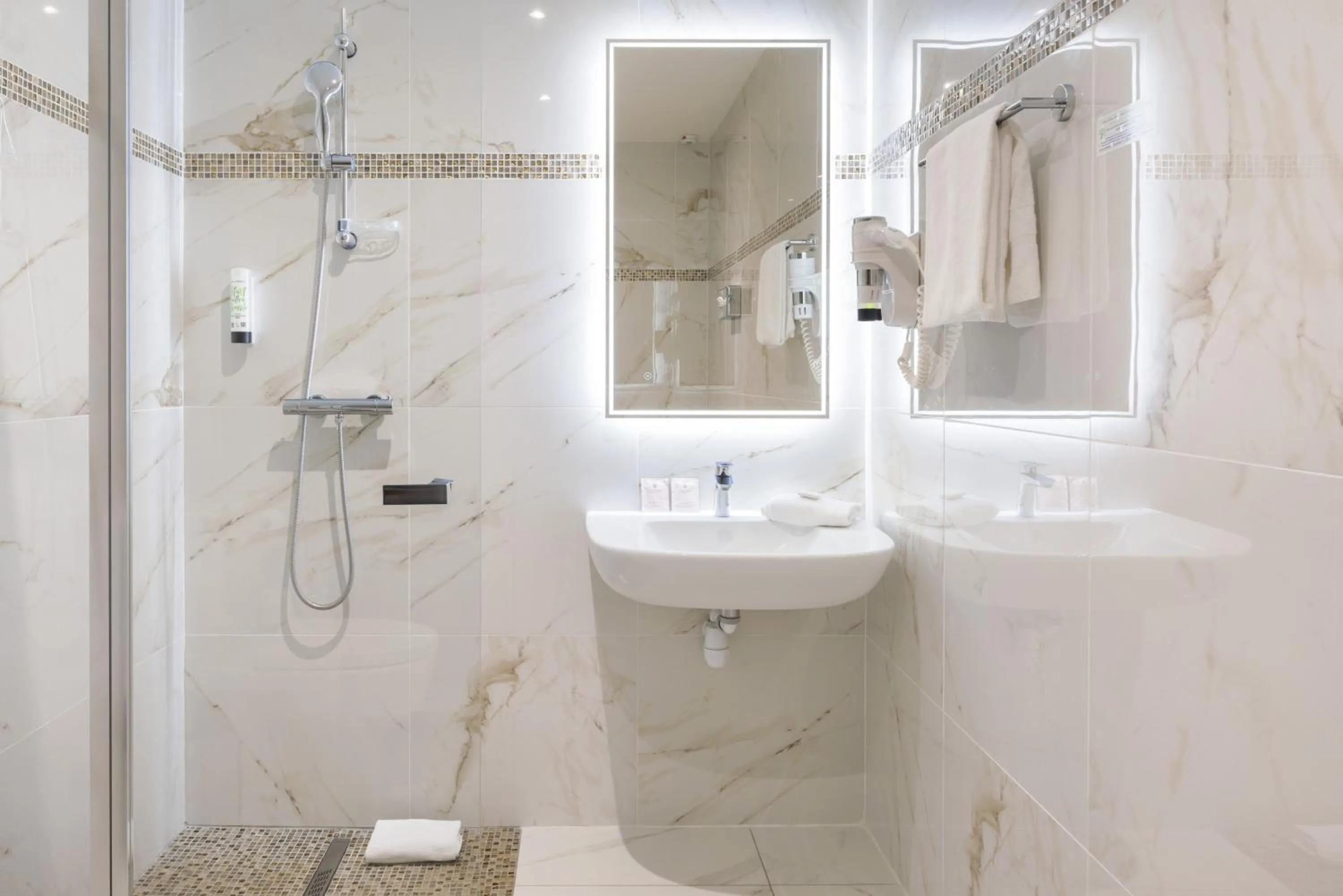 Shower in Best Western Hôtel des Orangers Cannes