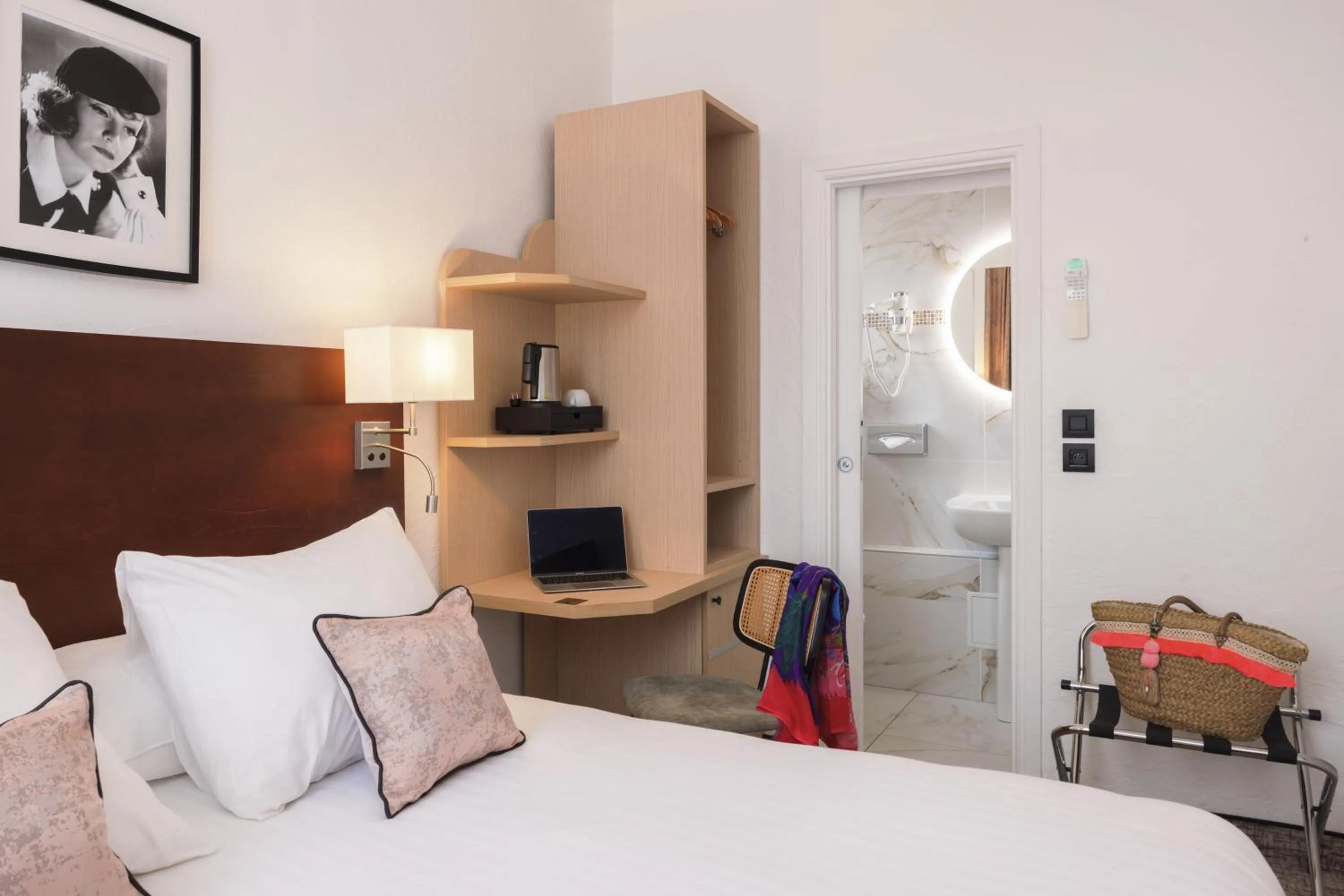 Photo of the whole room, Bed in Best Western Hôtel des Orangers Cannes