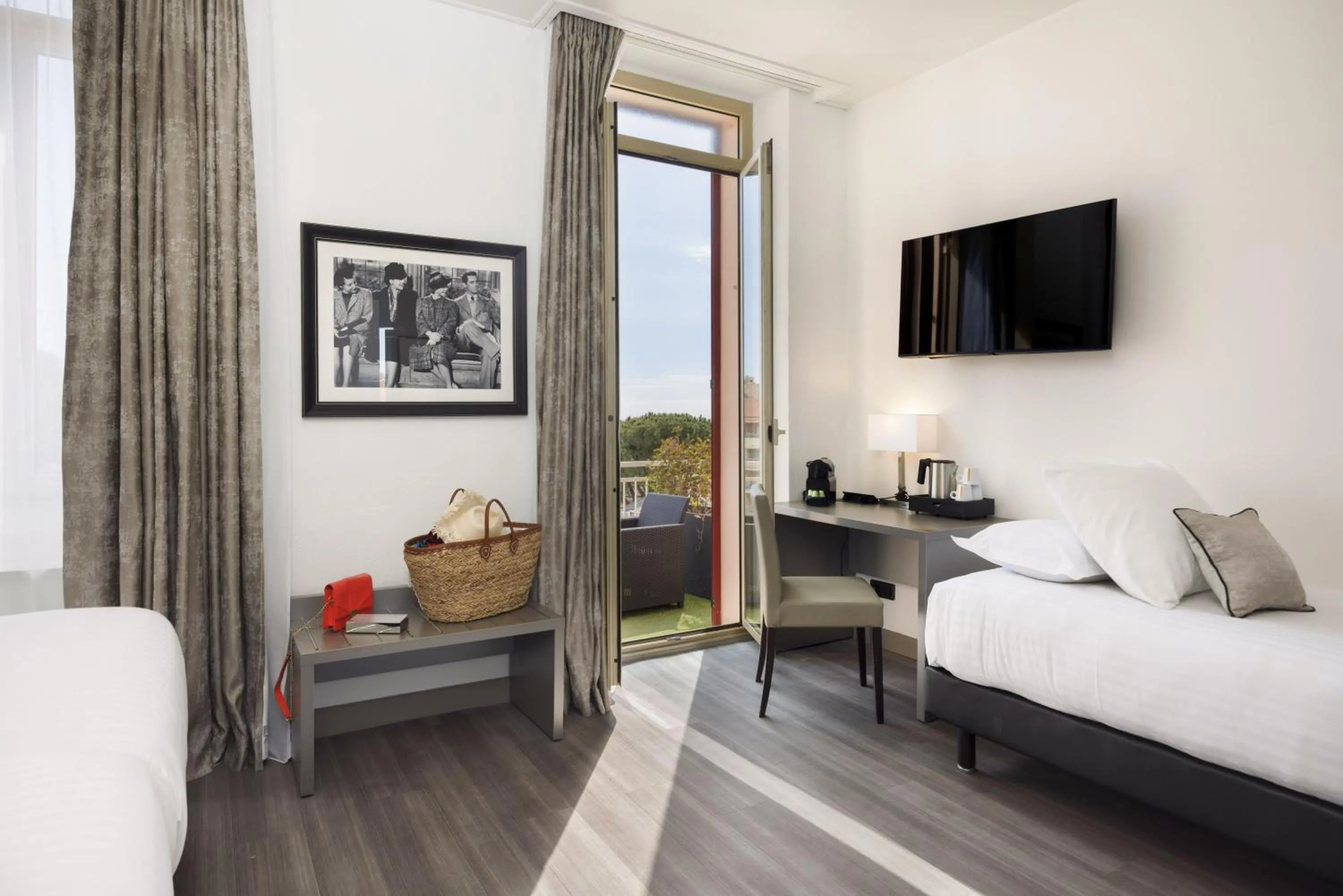 Balcony/Terrace, Bed in Best Western Hôtel des Orangers Cannes