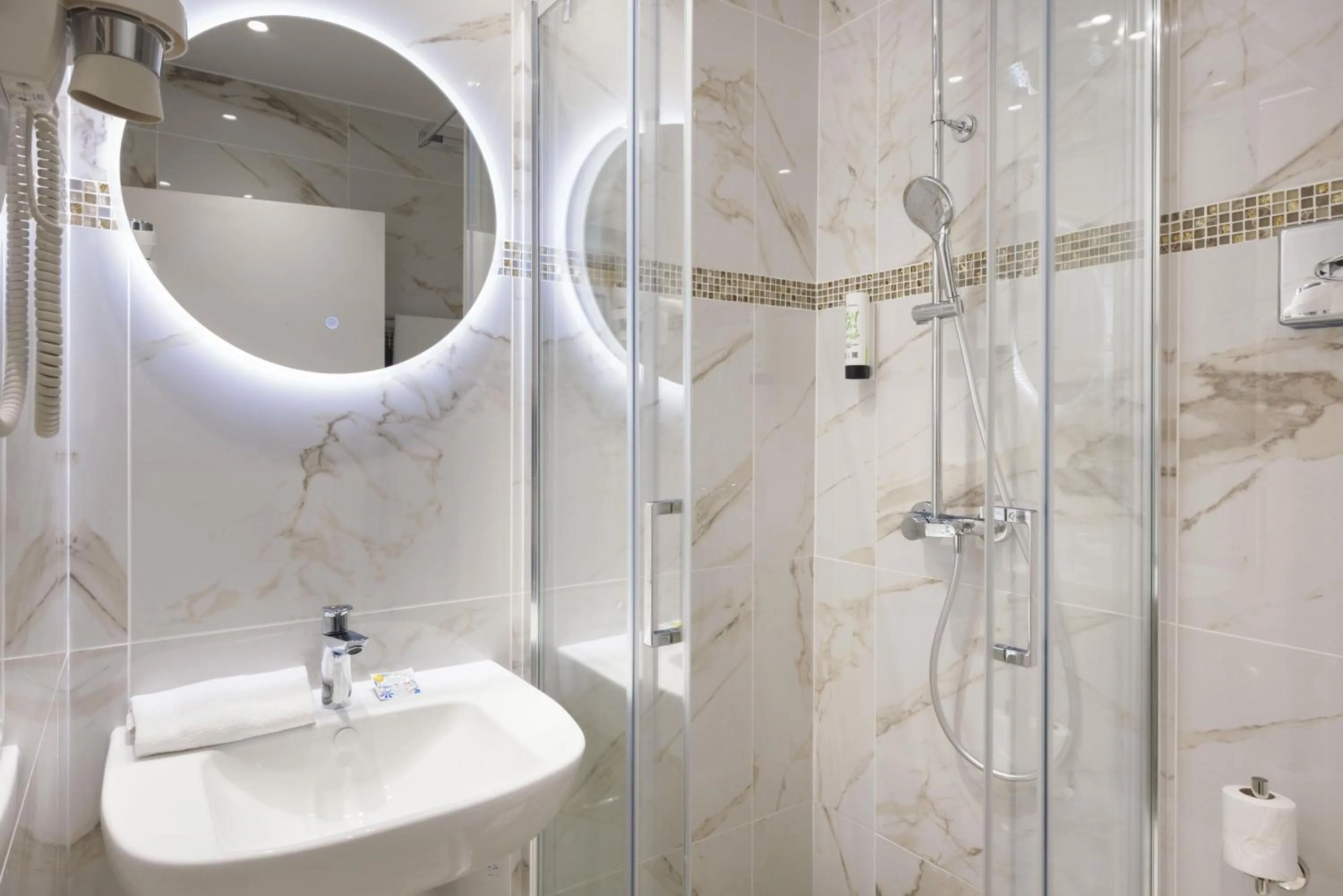 Shower in Best Western Hôtel des Orangers Cannes