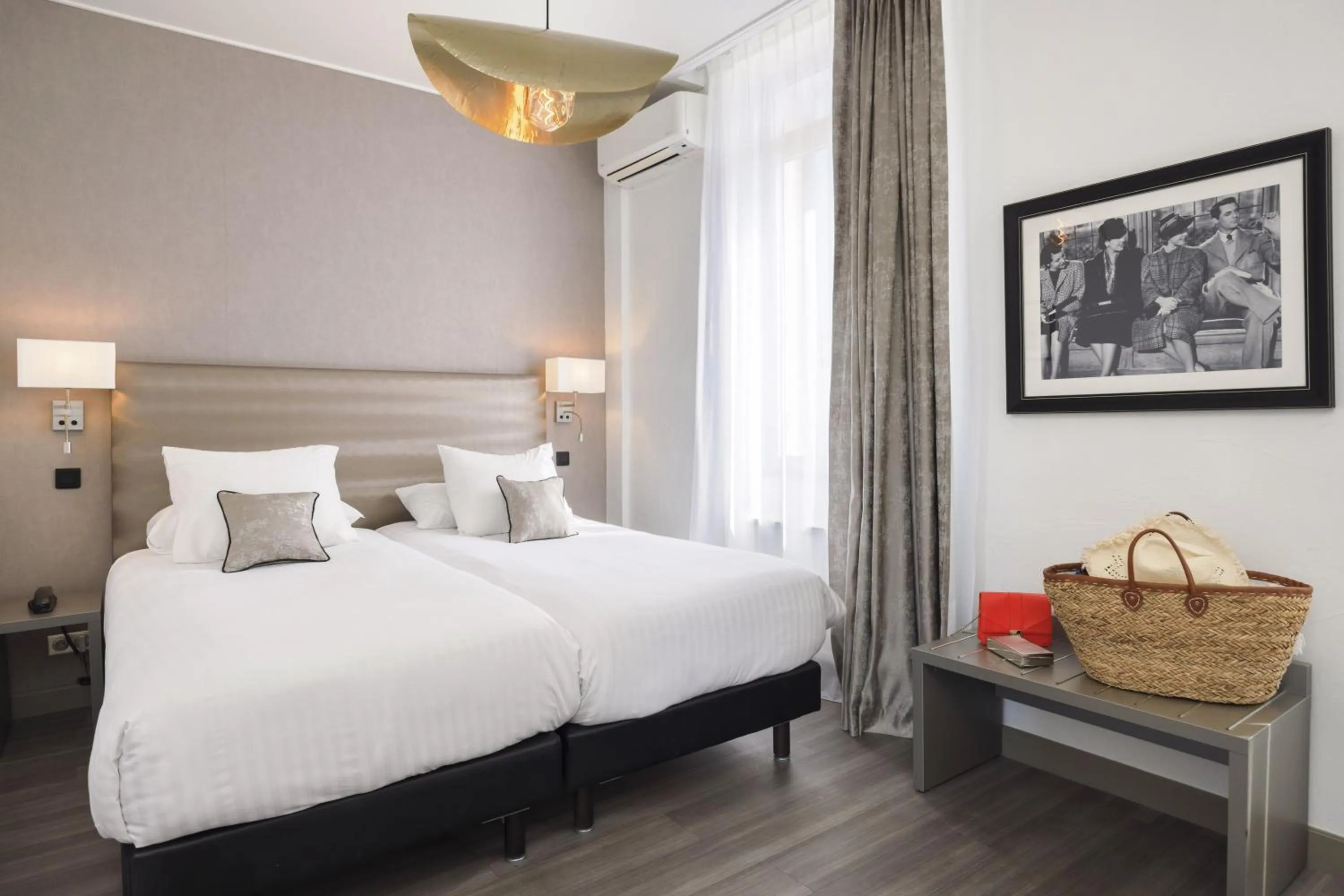 Photo of the whole room, Bed in Best Western Hôtel des Orangers Cannes