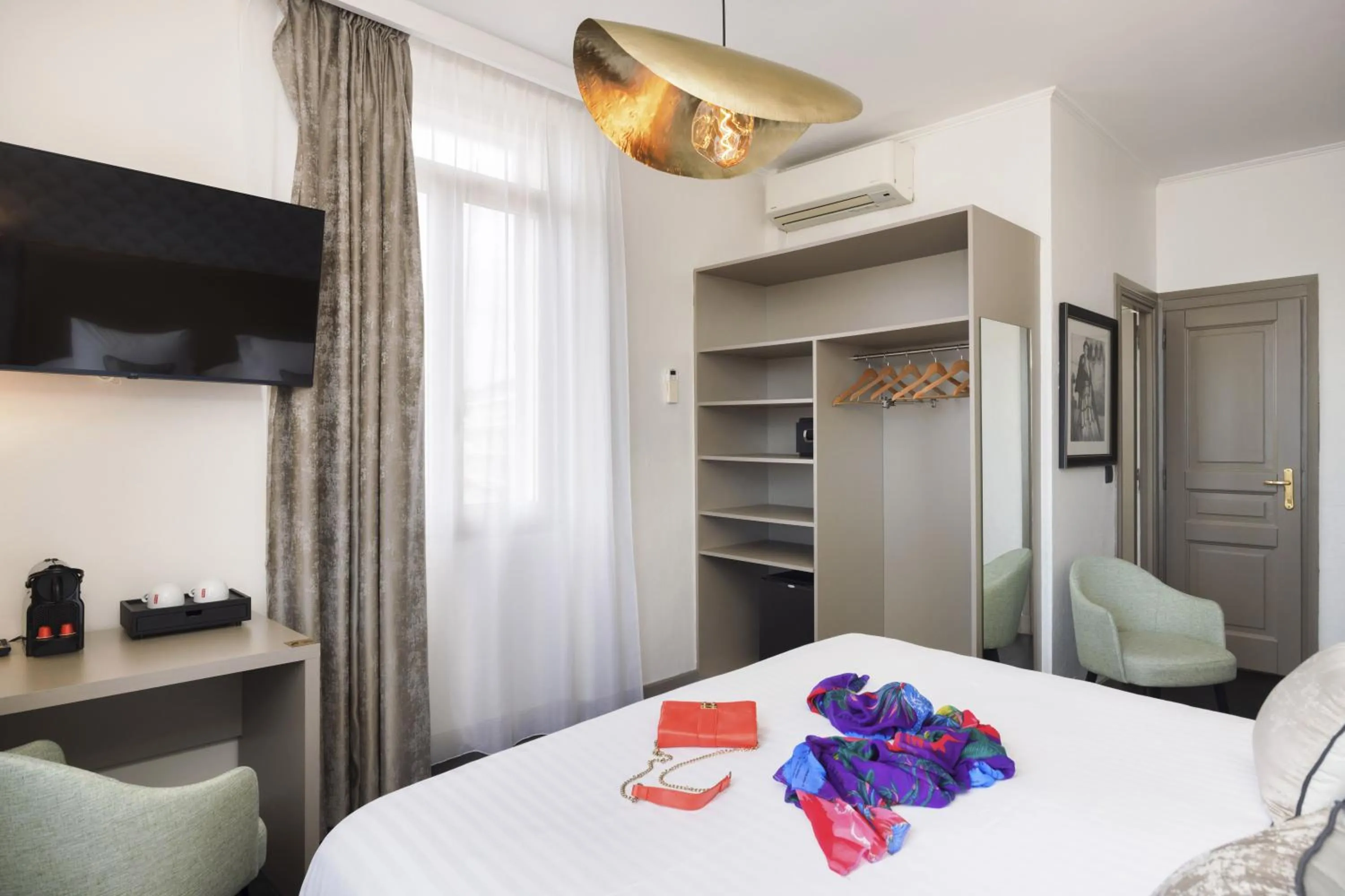 Bedroom, Bed in Best Western Hôtel des Orangers Cannes