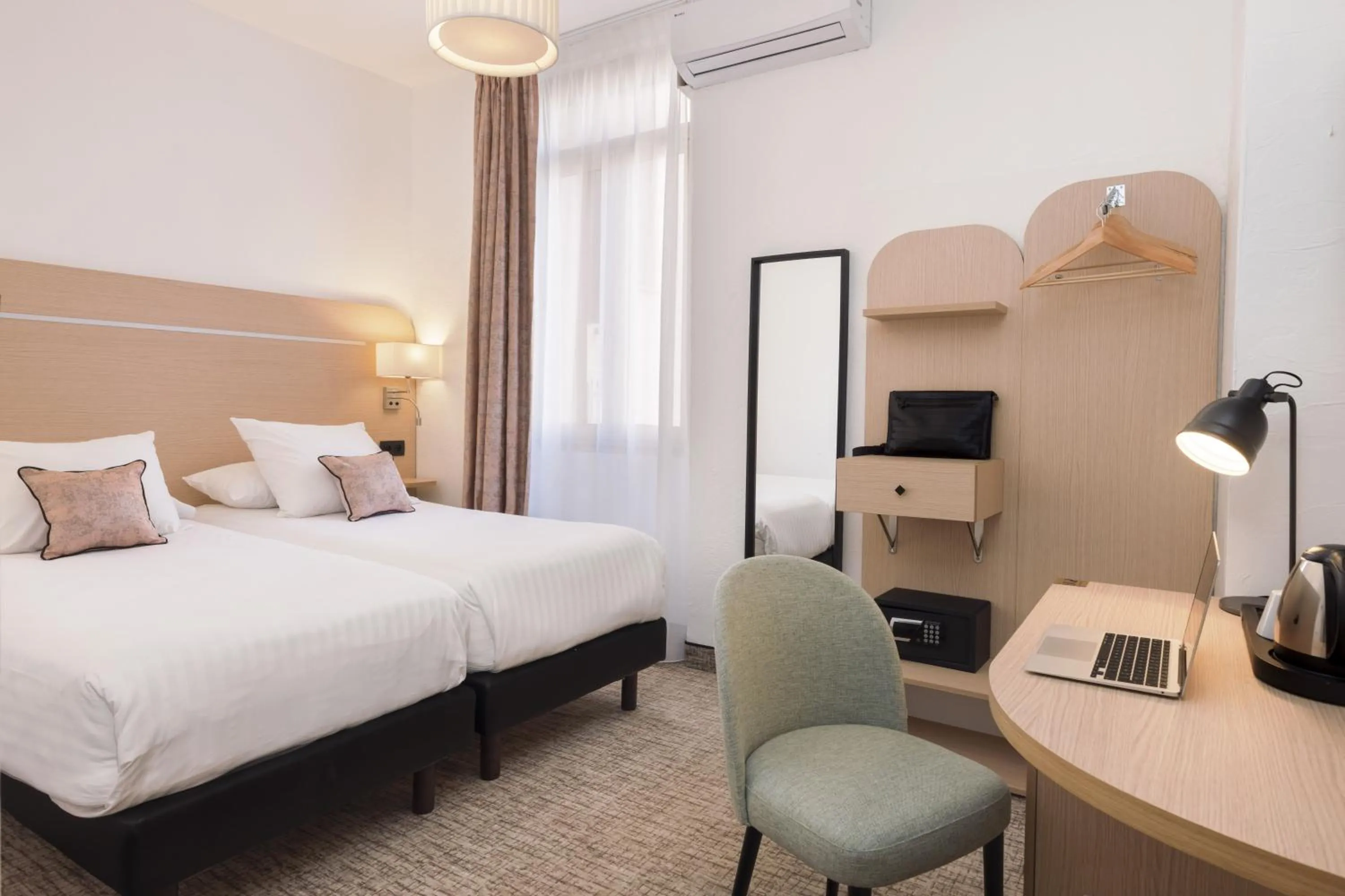 Photo of the whole room, Bed in Best Western Hôtel des Orangers Cannes