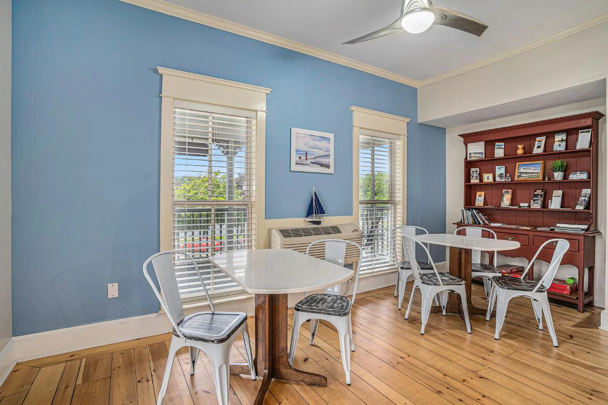 Breakfast in Harbor House Inn